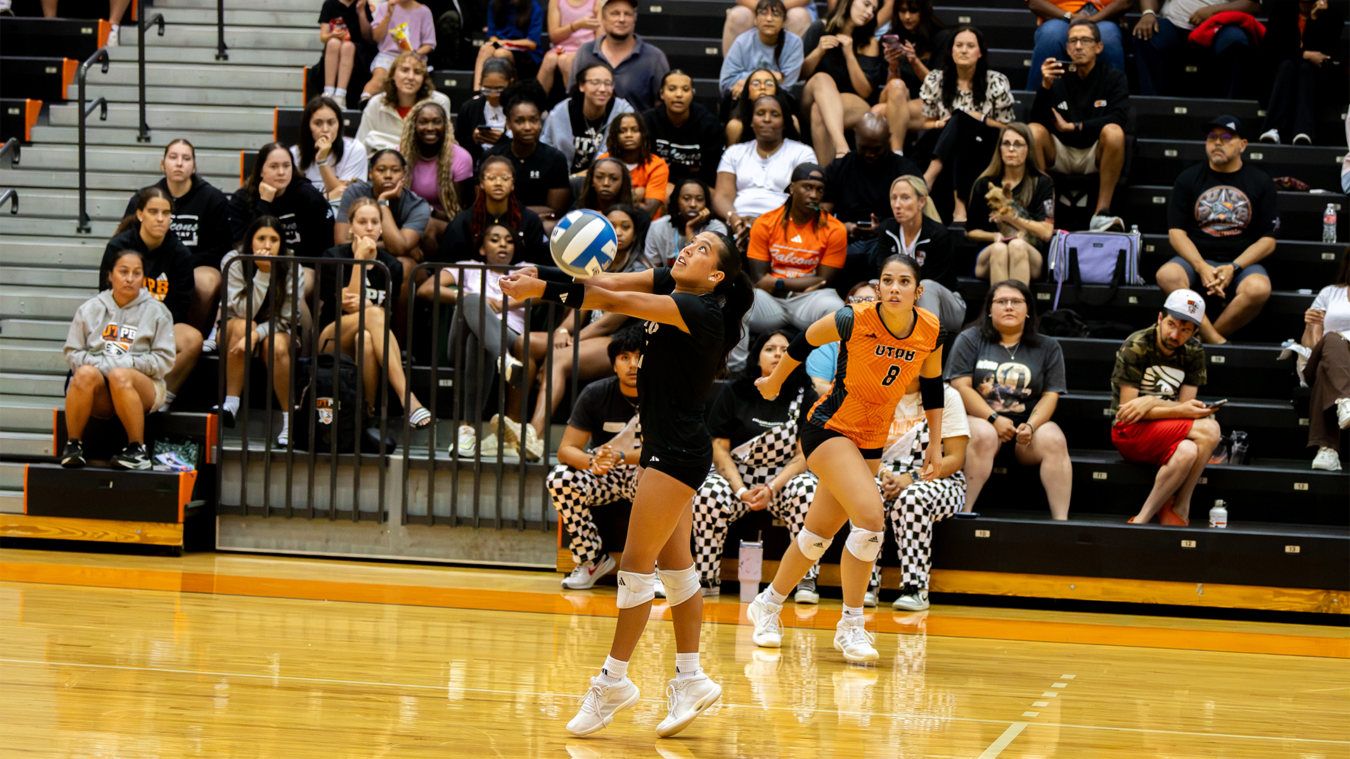 Kyndall Torres passes the ball