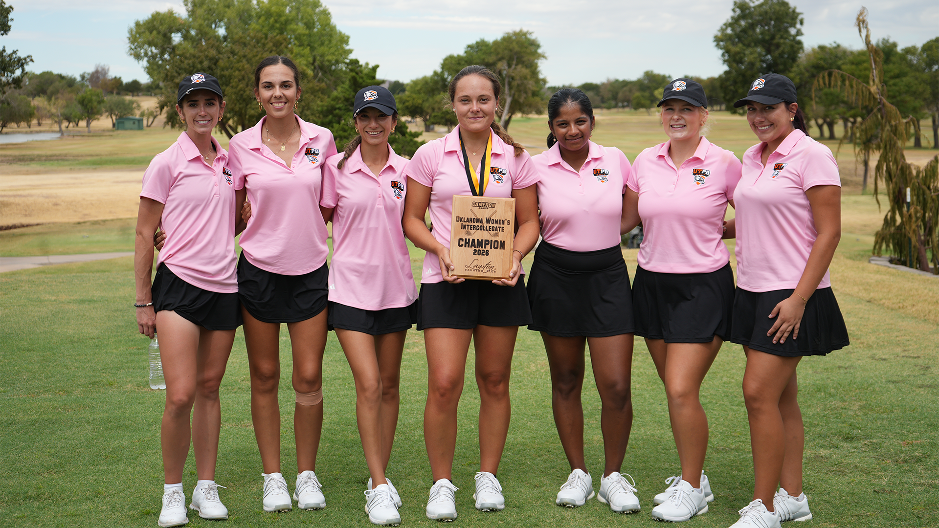 Women's tennis first program win team picture