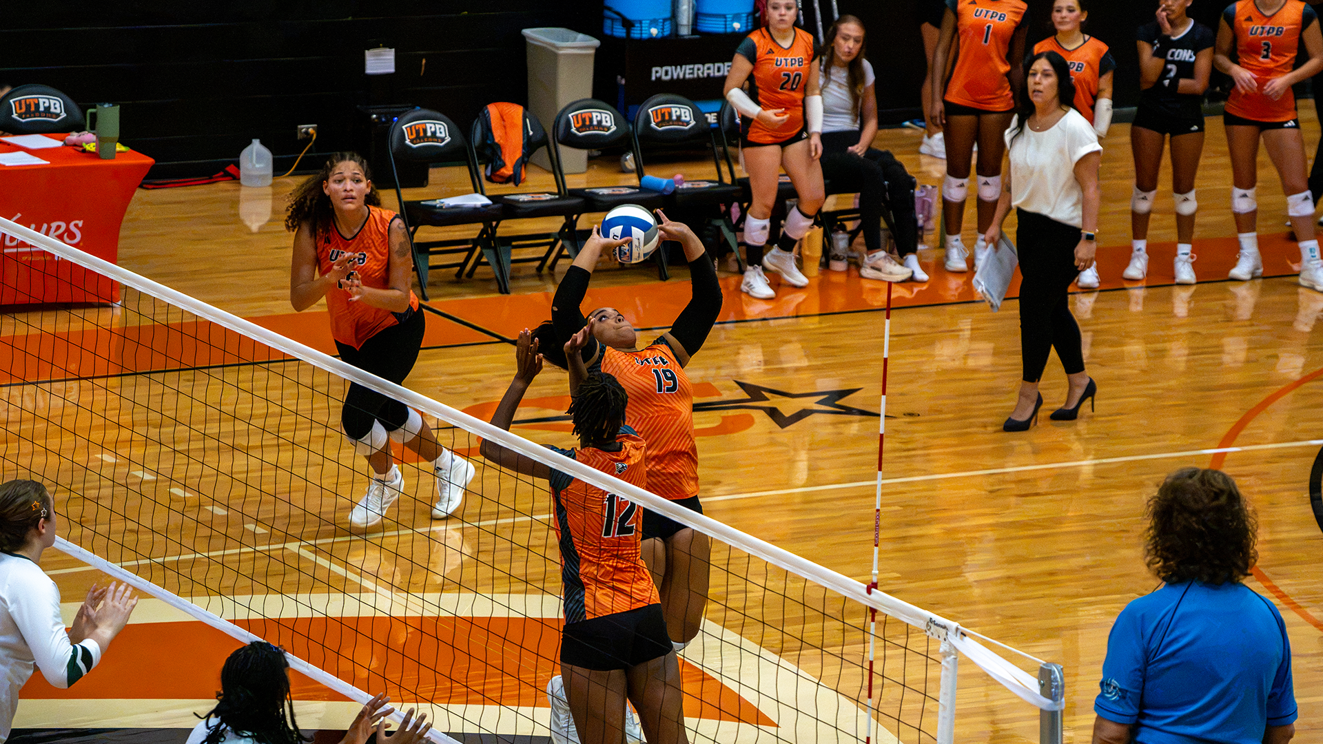 Kierra Freeman passing the ball