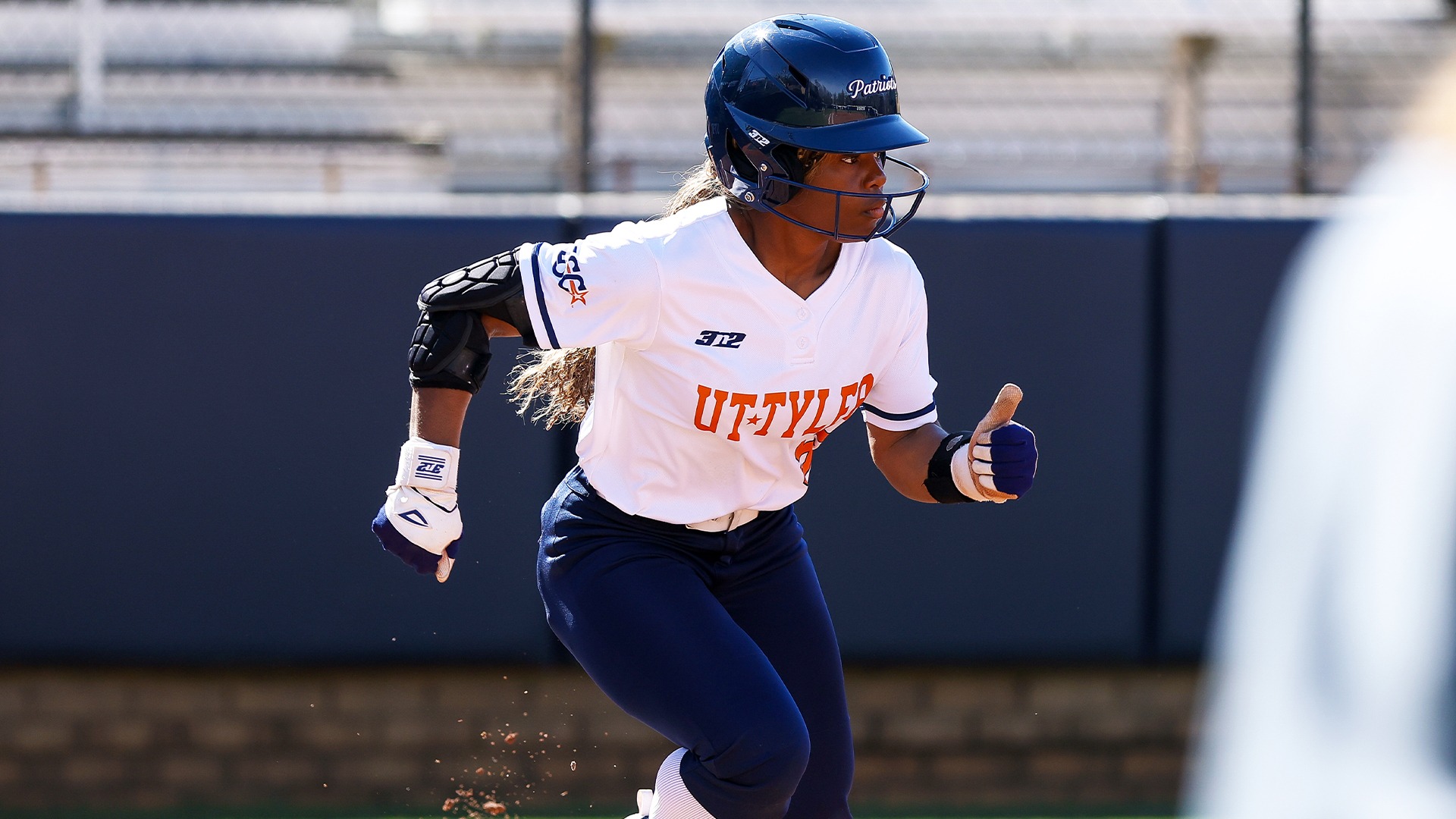 Keona Wells heads down the line after a batted ball.