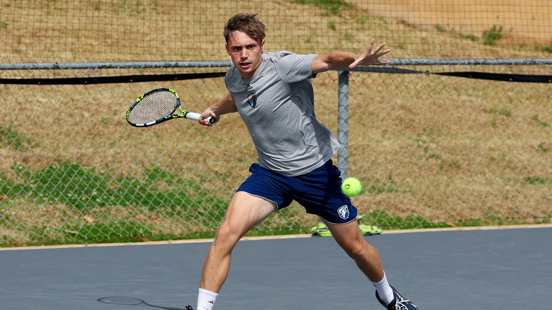 Jordi Garcia Portell plays a forehand against SAU.