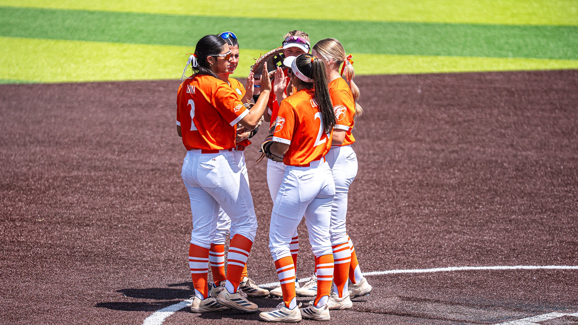 UT Tyler meets at the circle prior to starting an inning against St. Mary's in the South Central Regional
