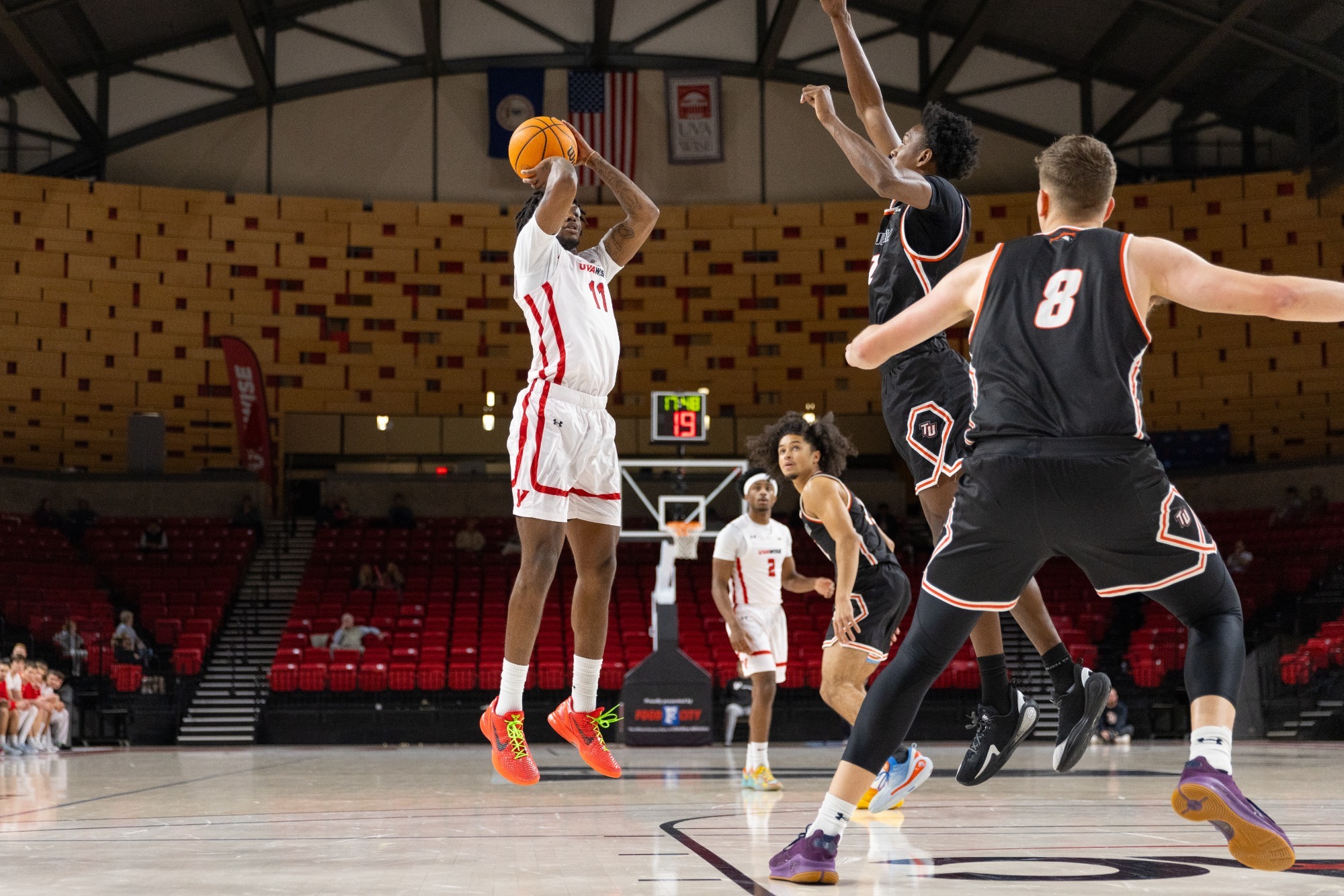 Kam Roberts shoots the jumper vs Tusculum -- 2025-26