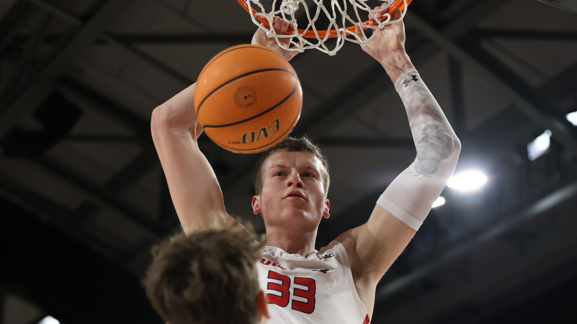 Evan Ramsey dunks over the C-N douchebag 2025-26