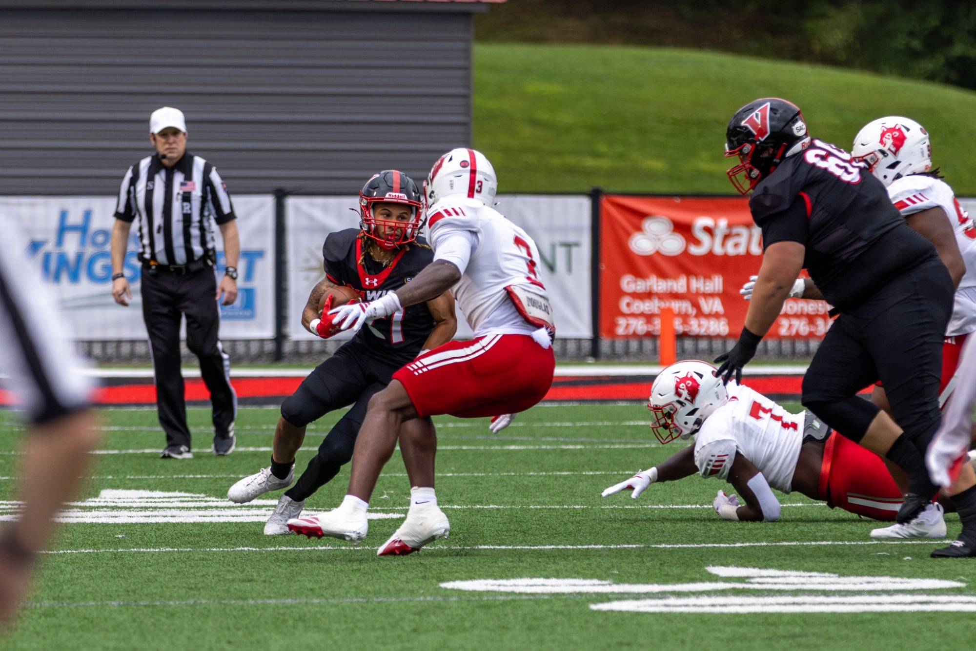 Andon Rogers runs the ball vs Newberry 2025