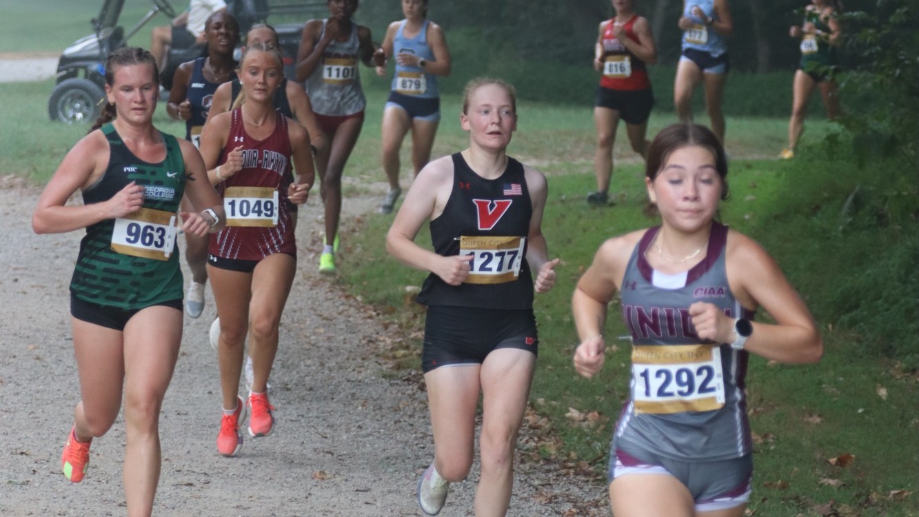 Women's XC runners at Queen City Invite
