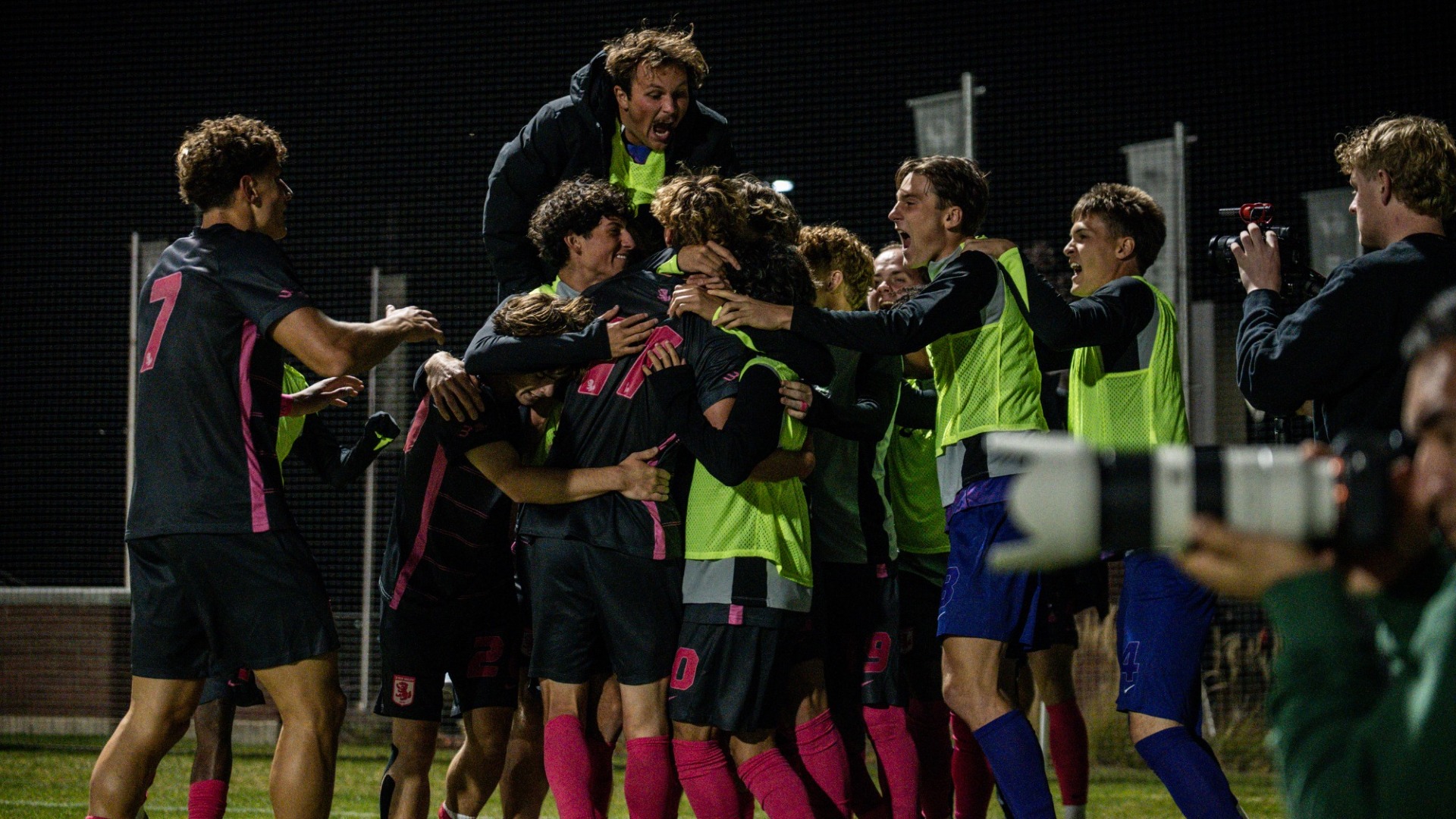 Team celly of Trevor Walk's goal