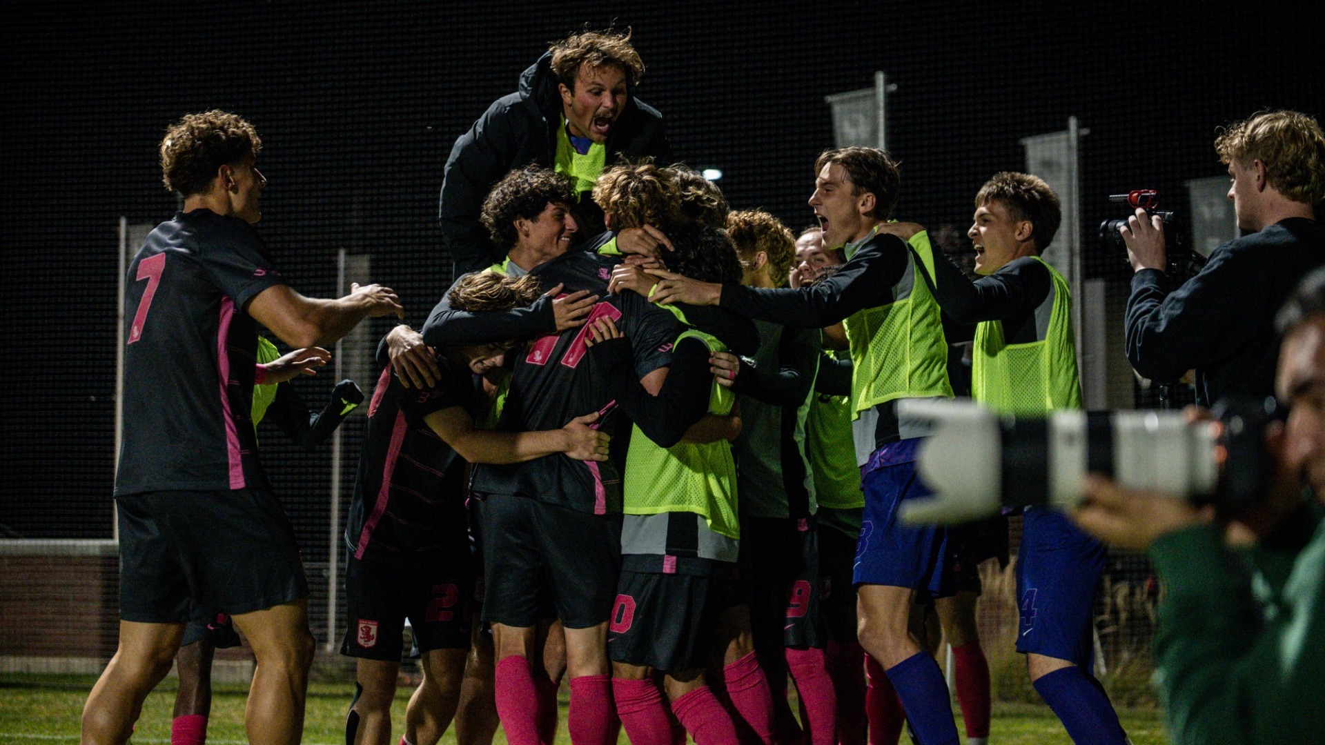 Team celly of Trevor Walk's goal