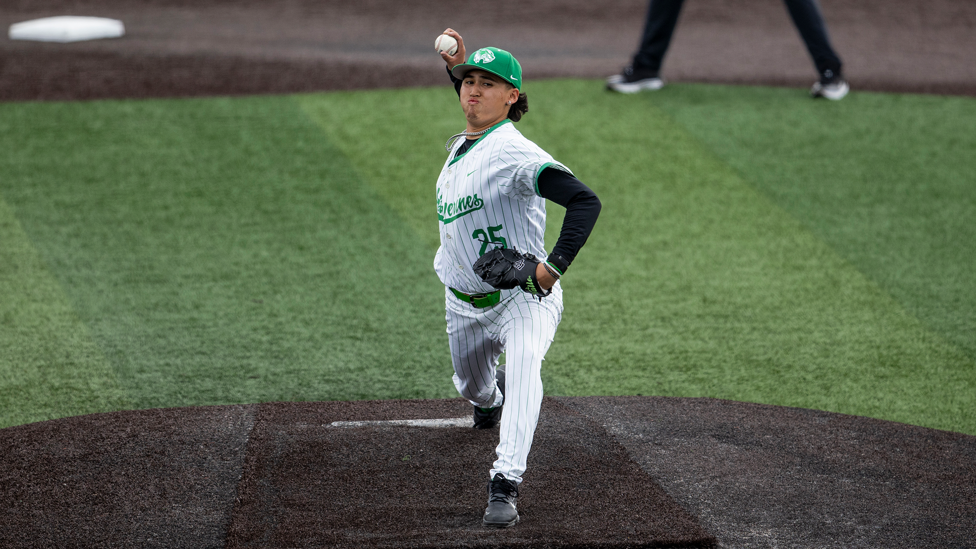 Ray Hernandez throws against UCR