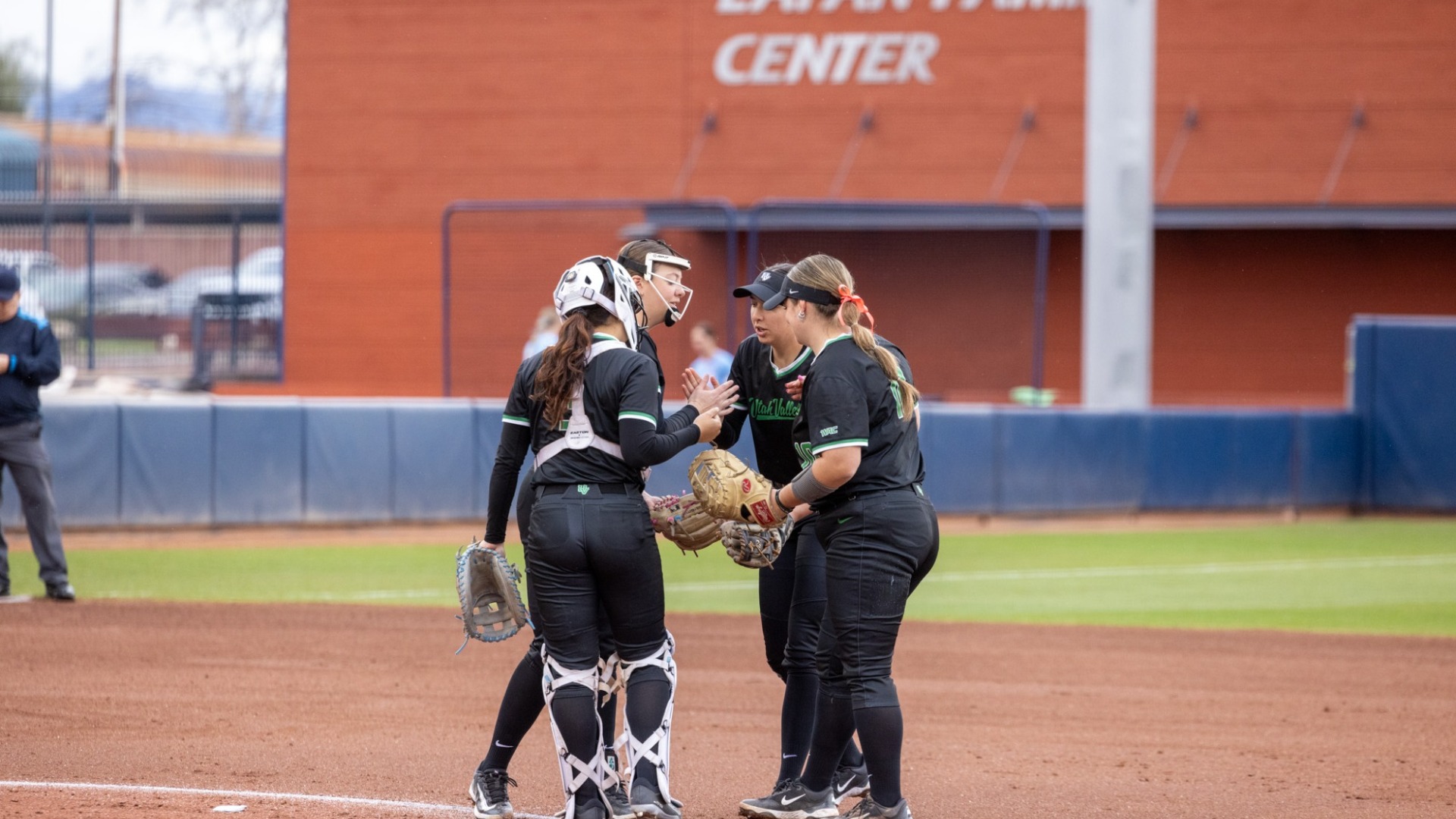 team huddle vs Drake