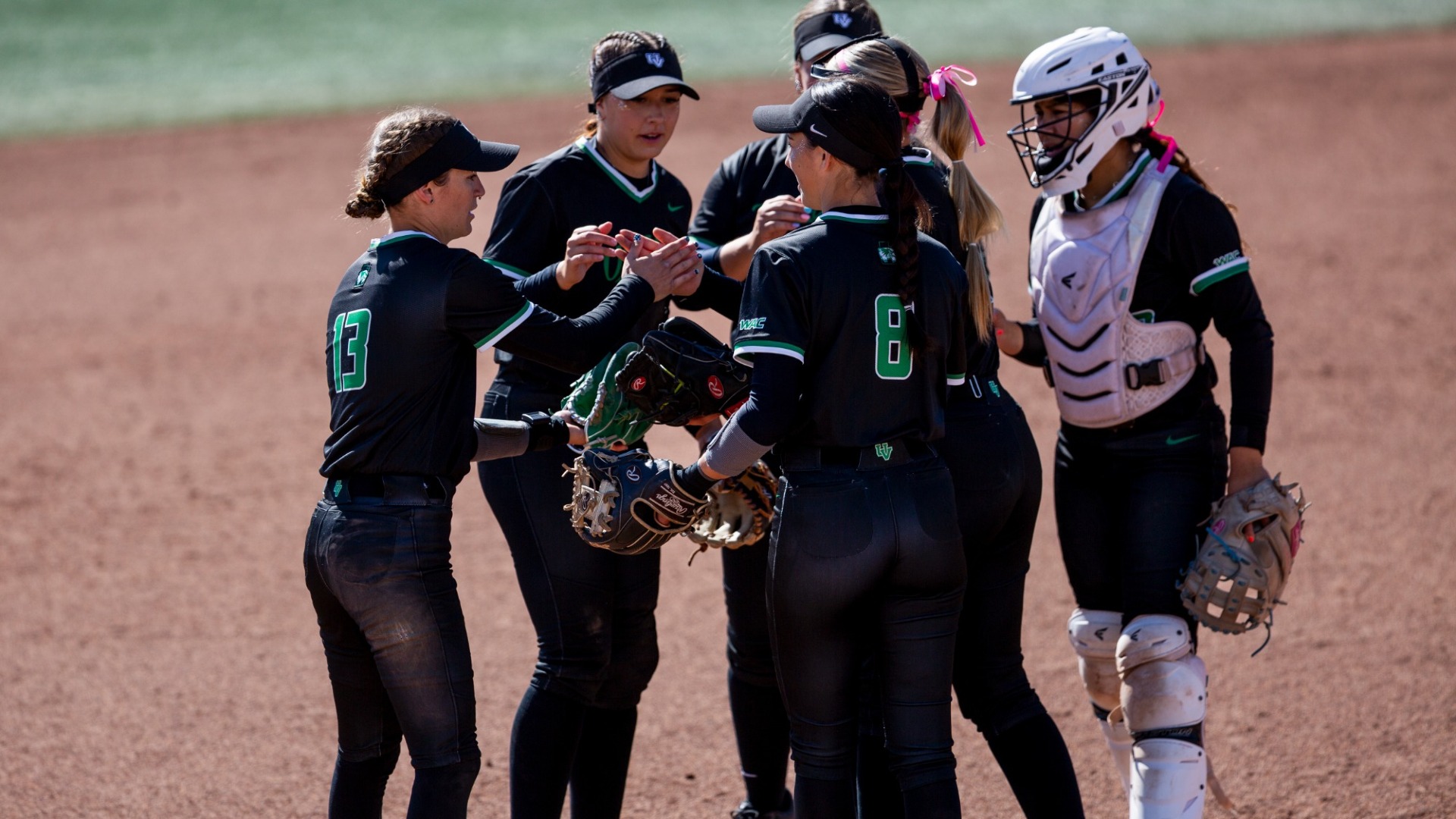 Team huddle vs UTA game 1