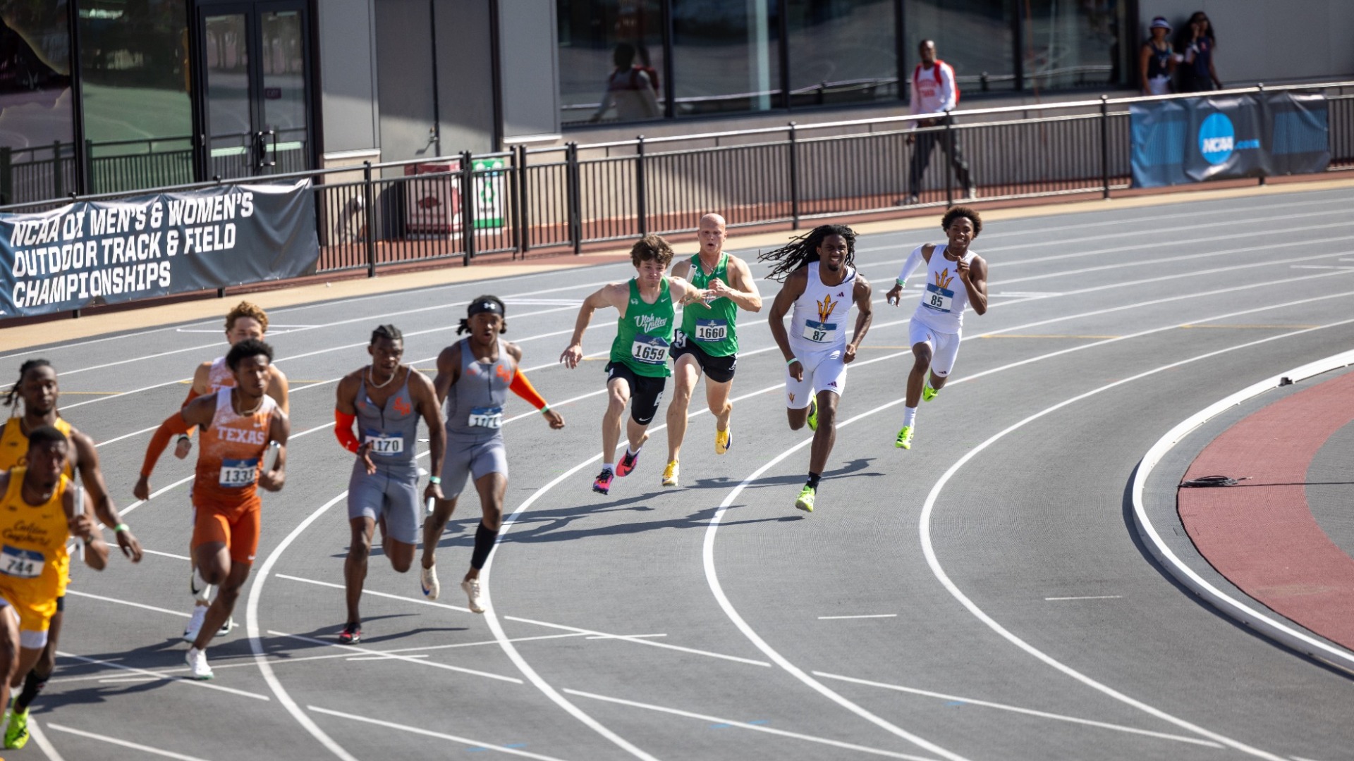 Kade Thompson and Gavin Stafford do final handoff in 4x1