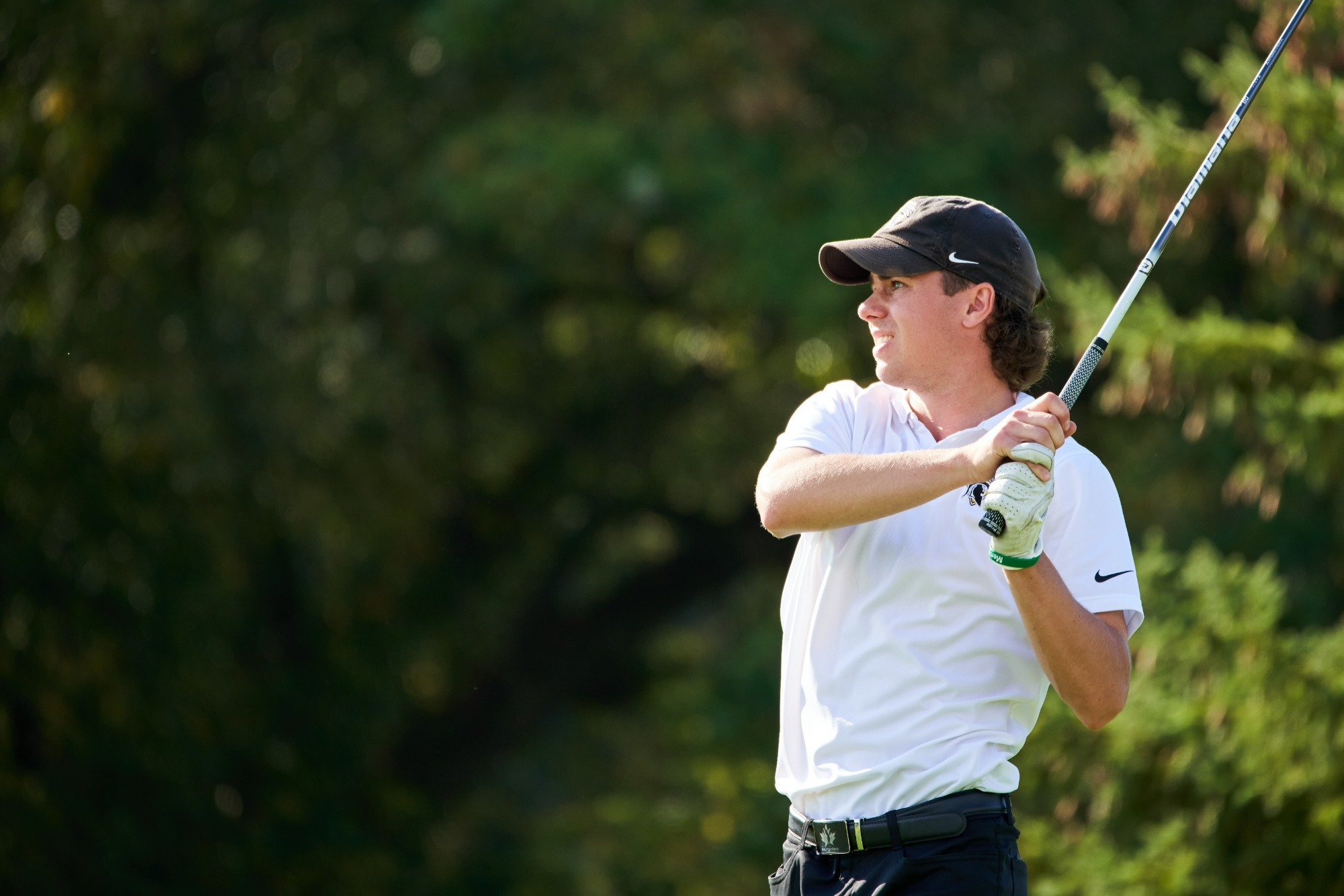 Warriors men's golf player swinging on his first drive on the golf course