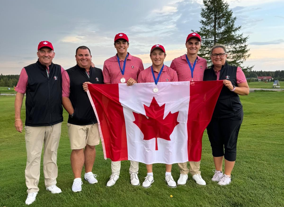 Team Canada Men's Golf holding up Canadian flag at the 2024 FISU Games 