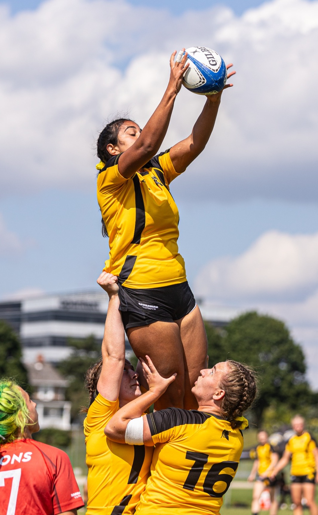 Warriors catch the ball in lineout.