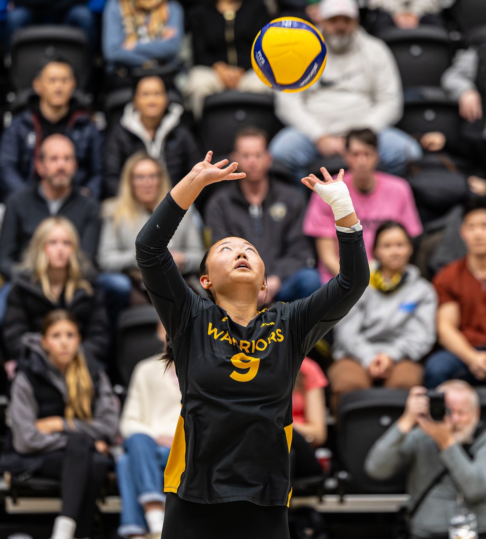 Warrior setting the ball.