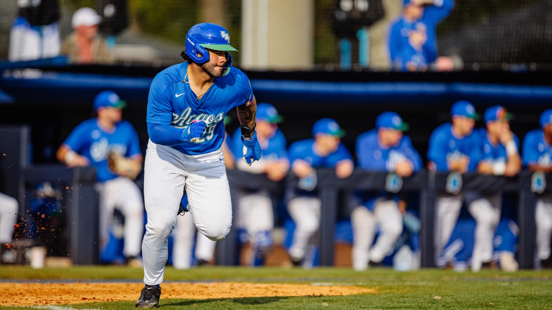 Gustavo Mendez running to first