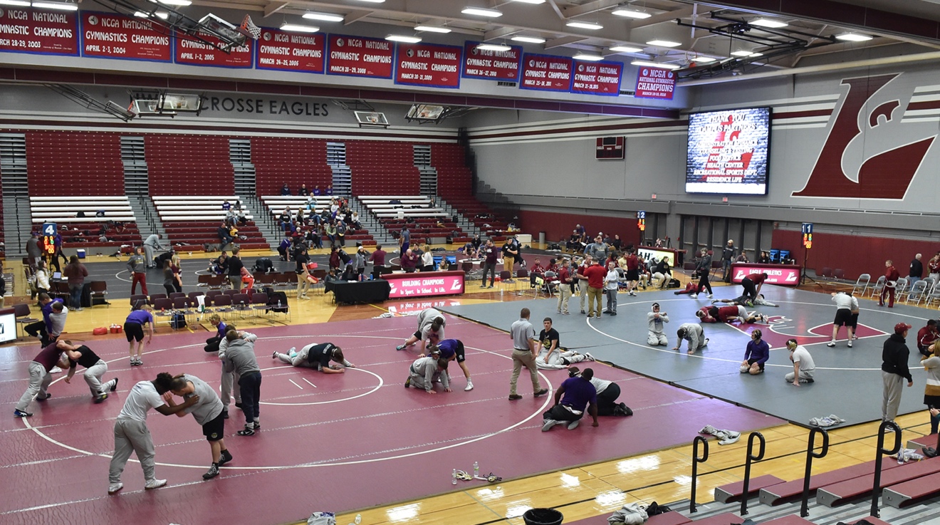 Wrestling Team Splits Matches at La Crosse Duals University of