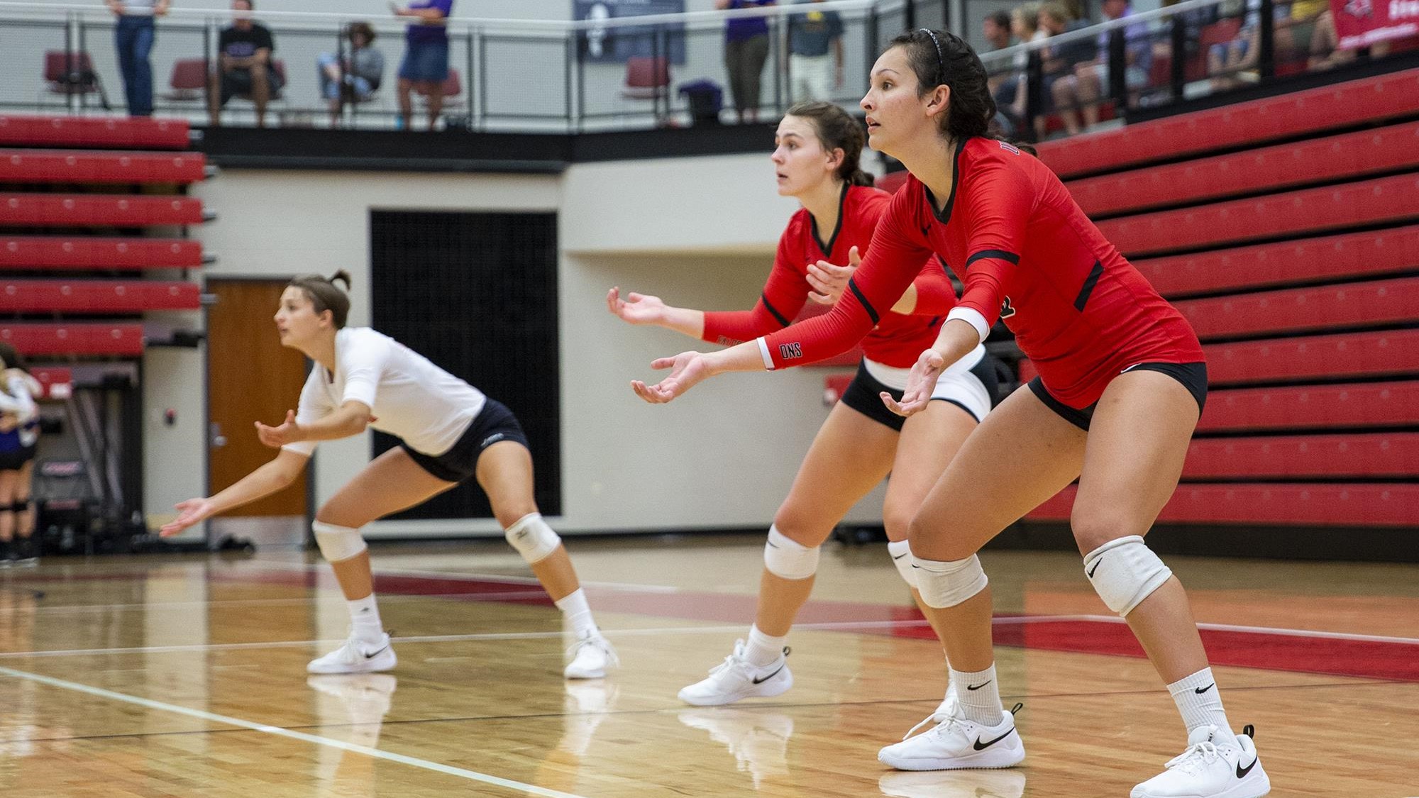 Women's Volleyball Sweeps Games in First Two Matches of Season