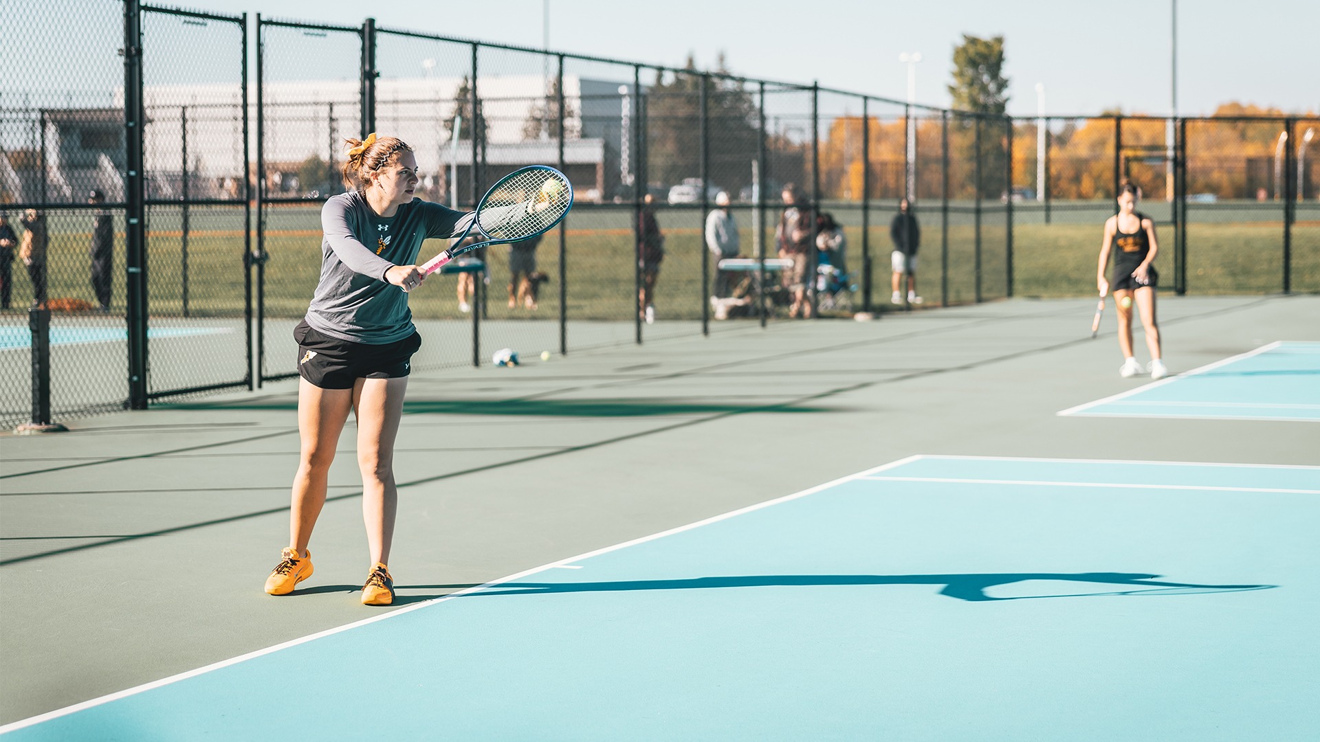 Claudia Curtis preparing a serve.