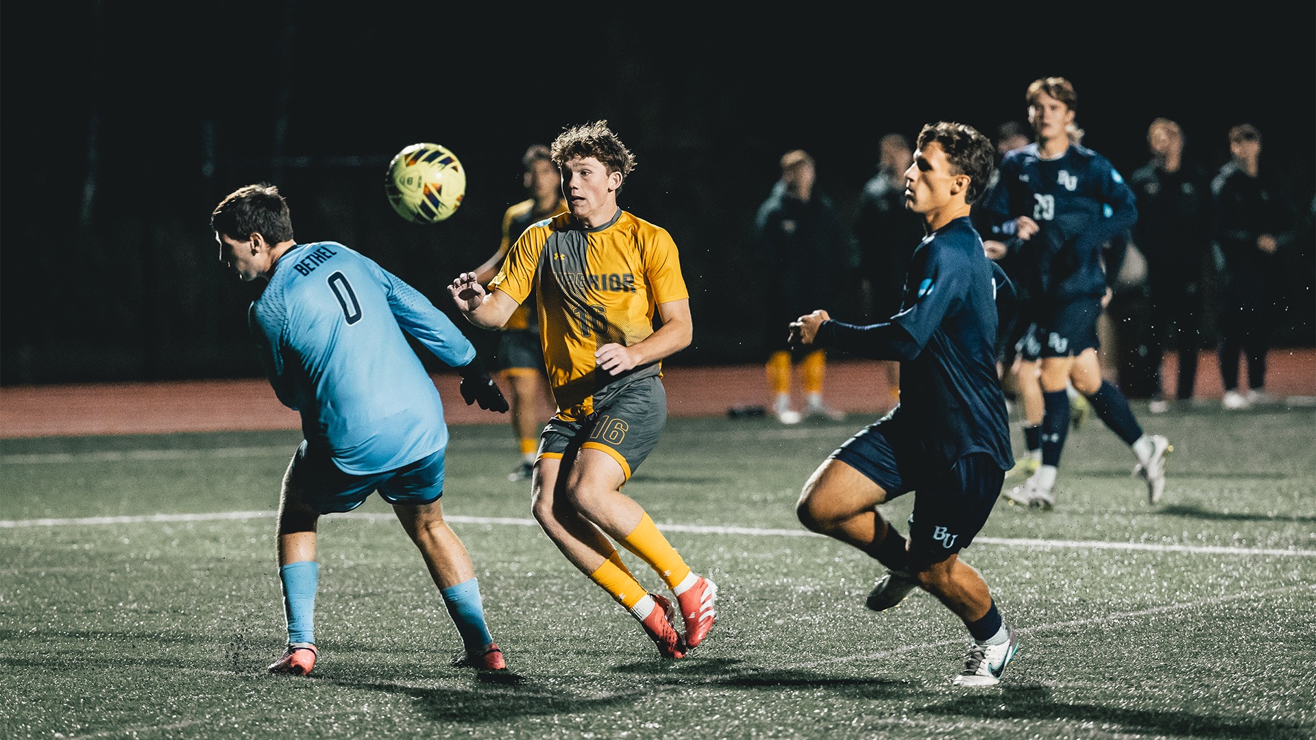 Lundin Flohaug dribbling around two defenders.