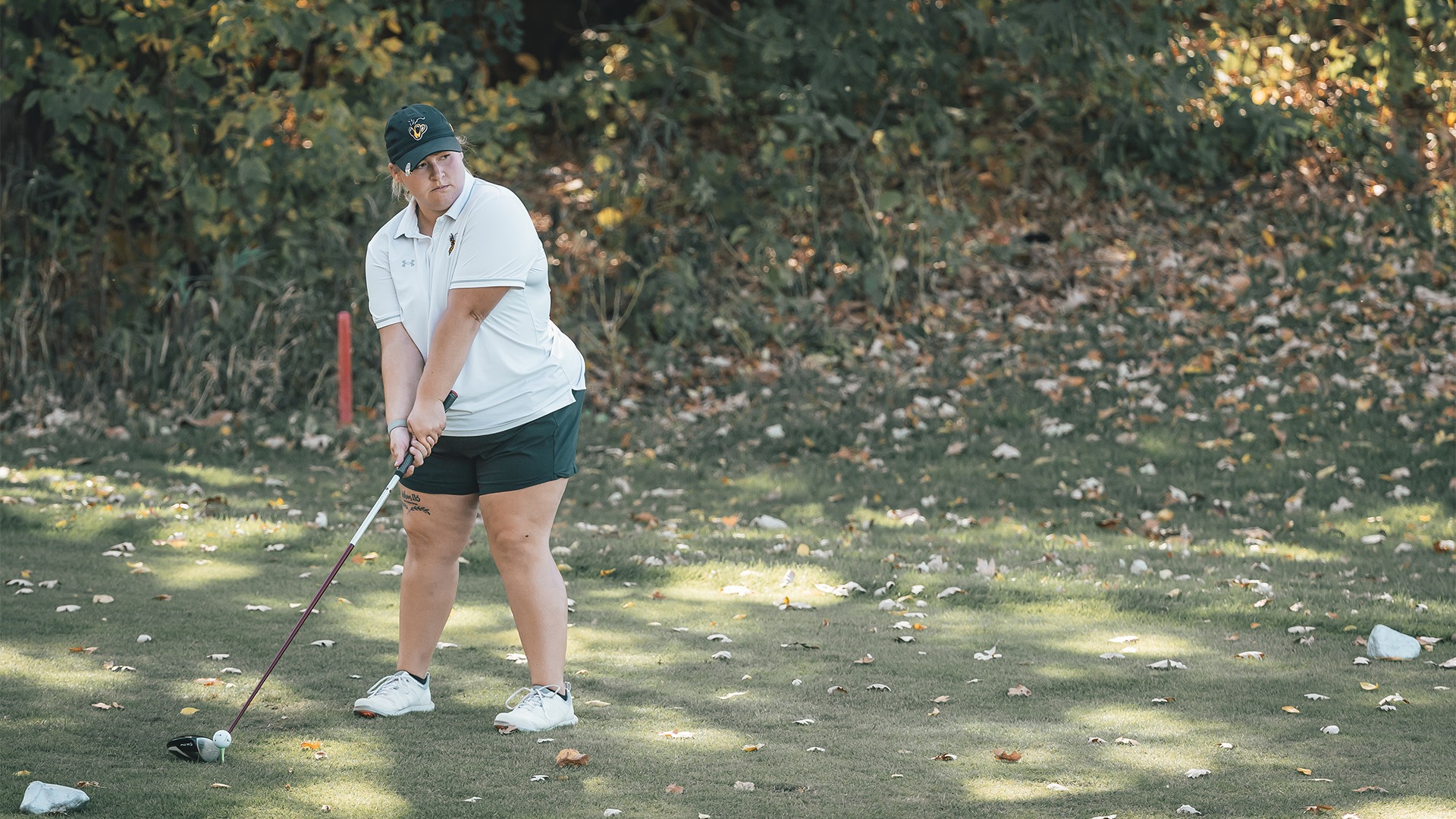 Allie Maschke lining up her tee shot.