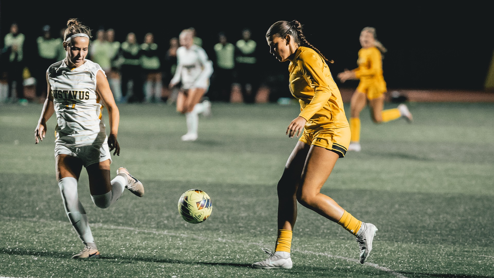 Niamh Larson working past a defender.