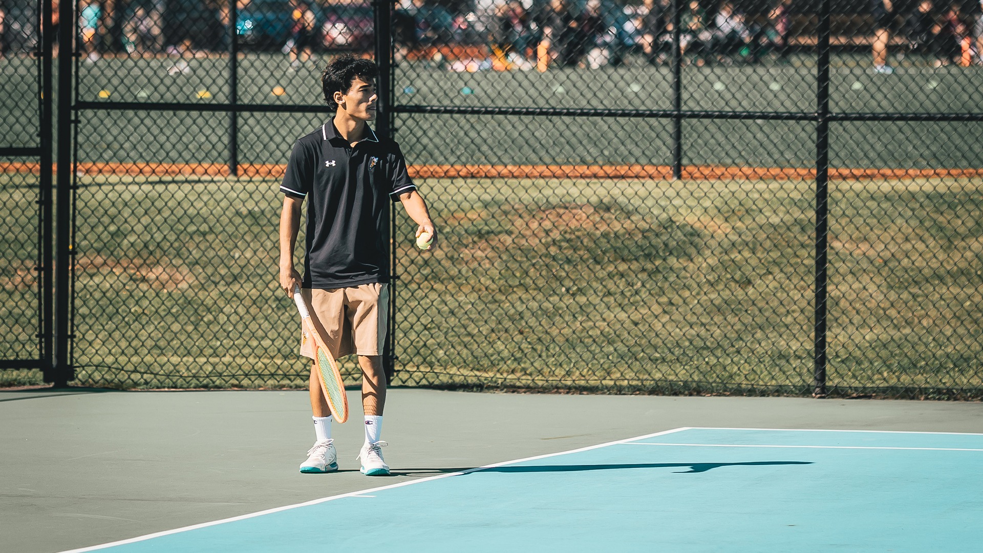 Enzo Nascimento preparing for a serve.