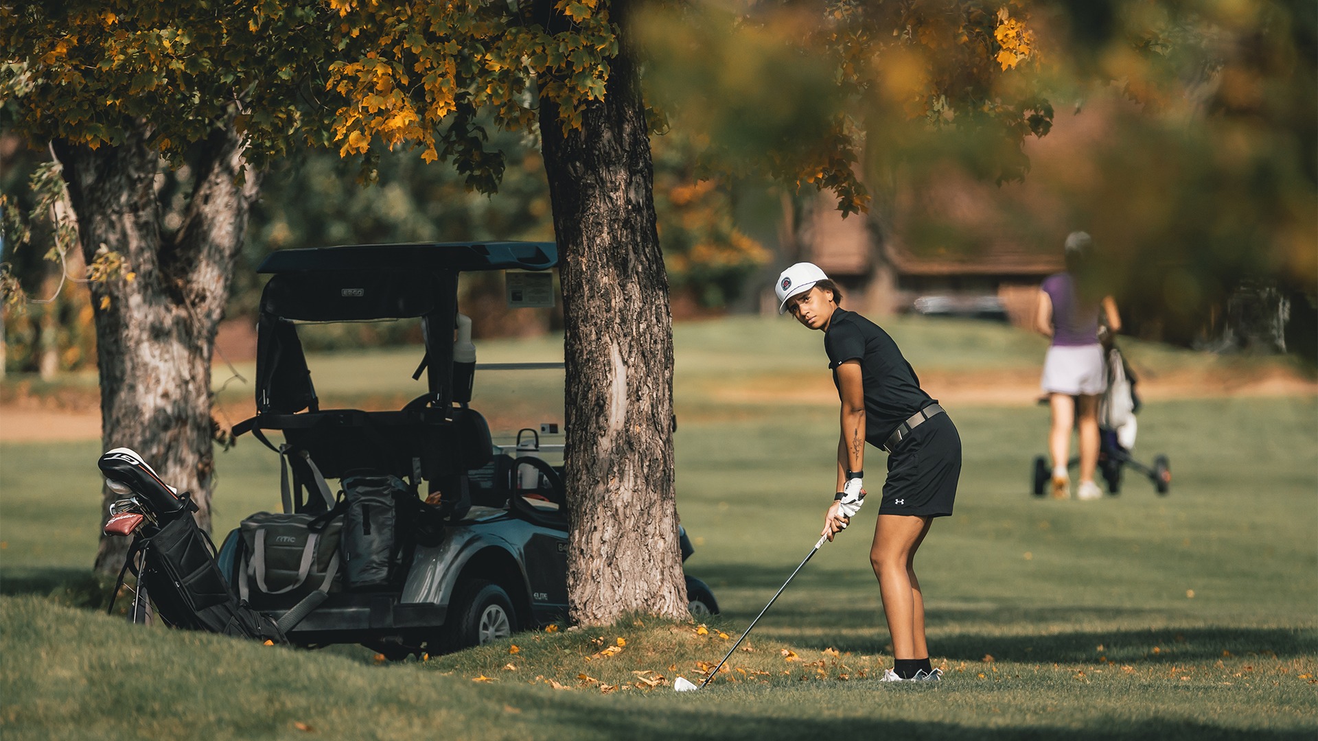 Makayla Ammerman lining up her approach shot.