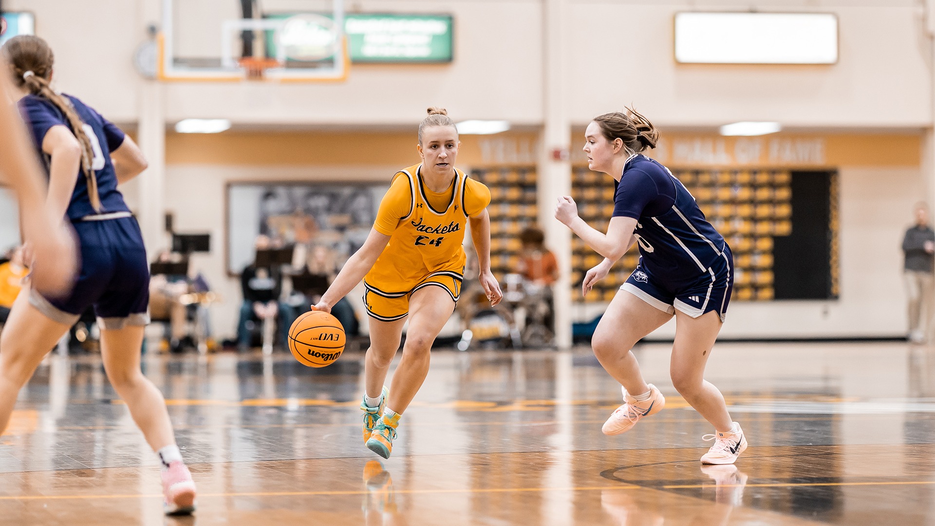 Hope Carlson drives to the basket. 