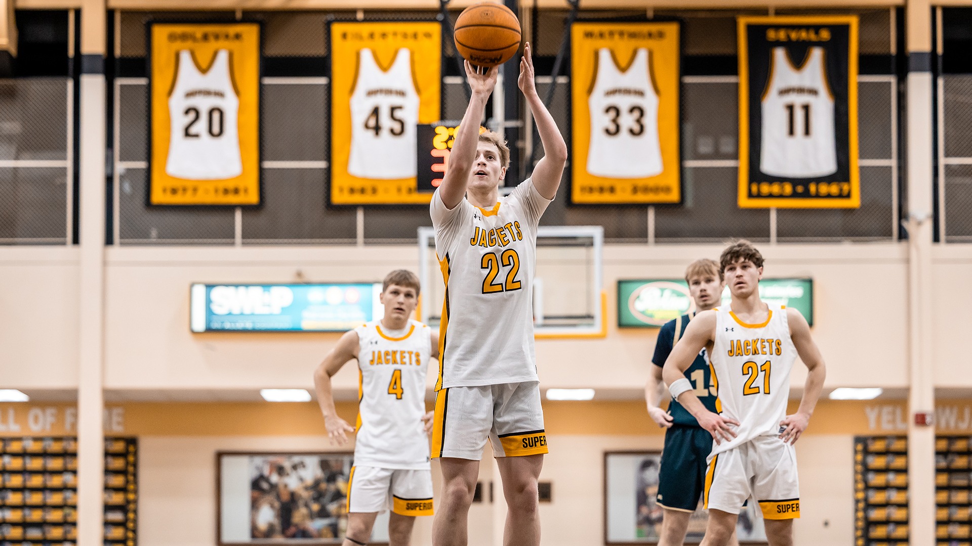 Evan Bennett at the free throw line. 