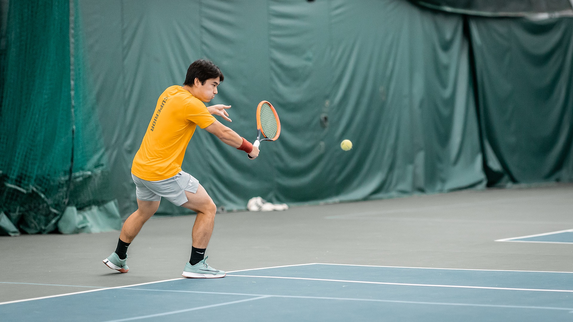 Vitor Sakakibara returns a ball with a backhand.