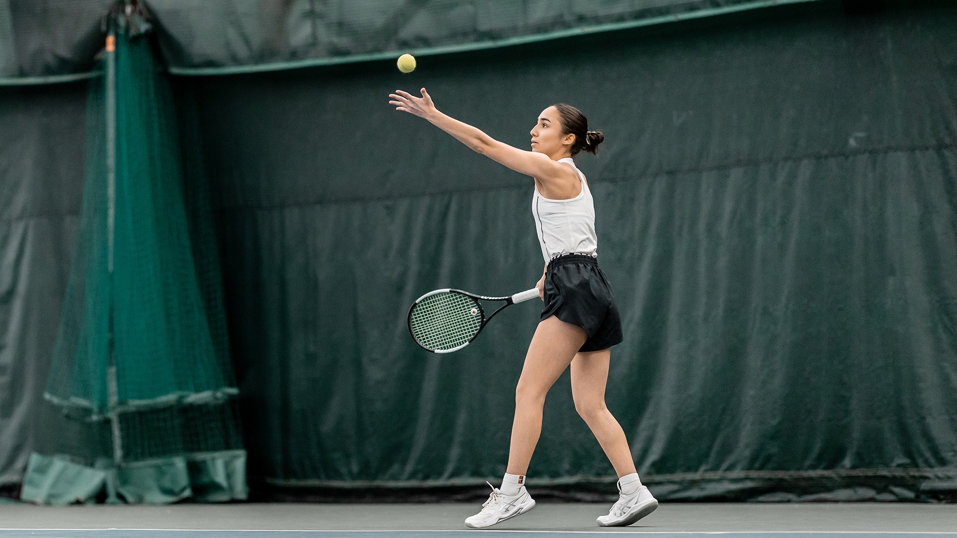 Elif Oezen prepares to serve the ball. 