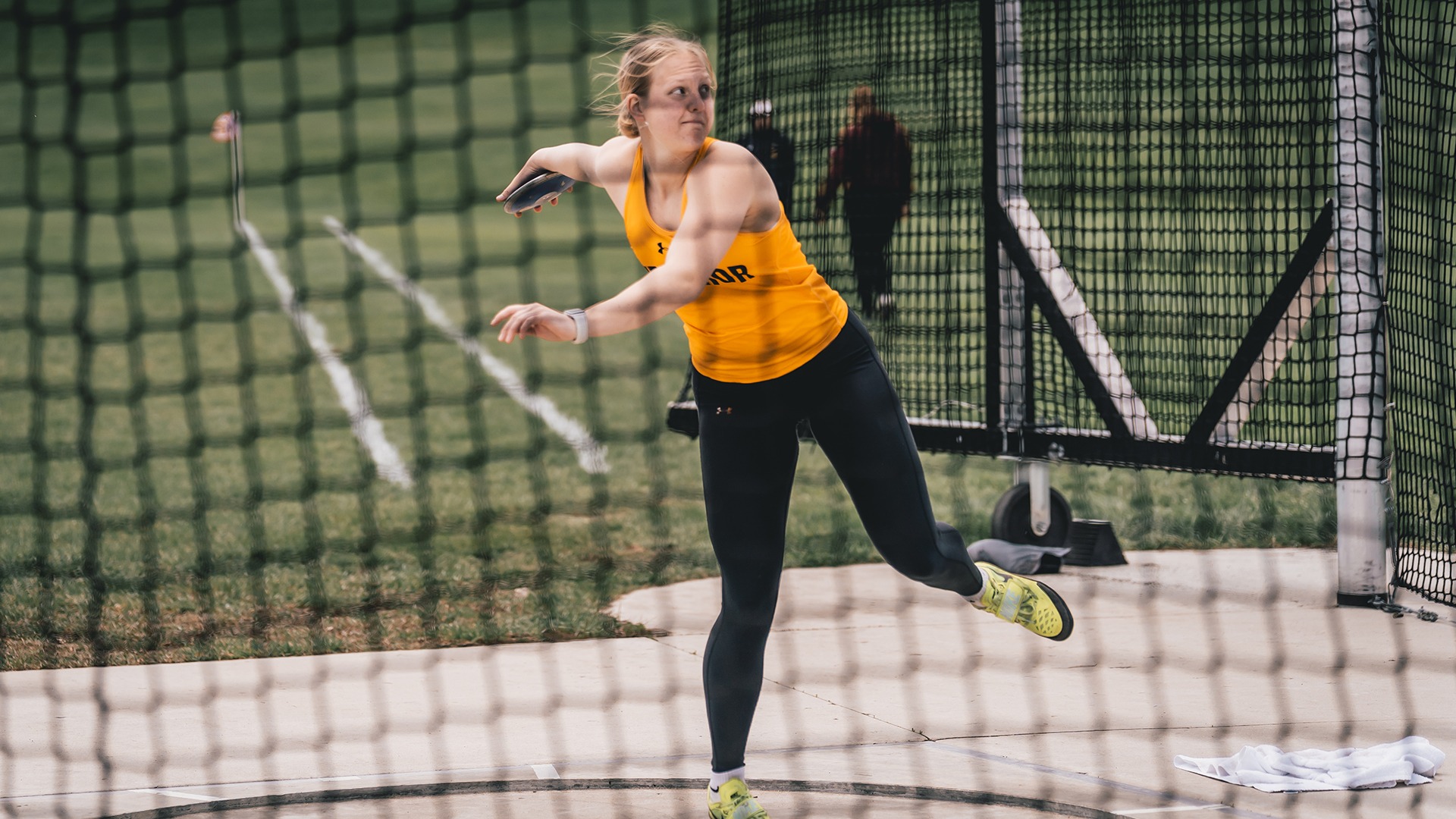 Sidney Bader mid-toss in the discus.
