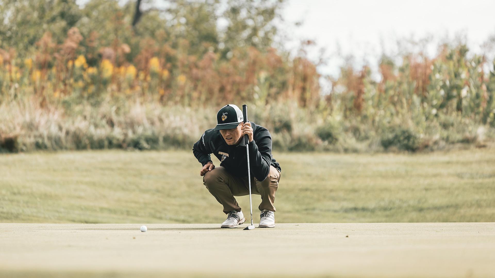 Blu Anderson lines up a putt. 