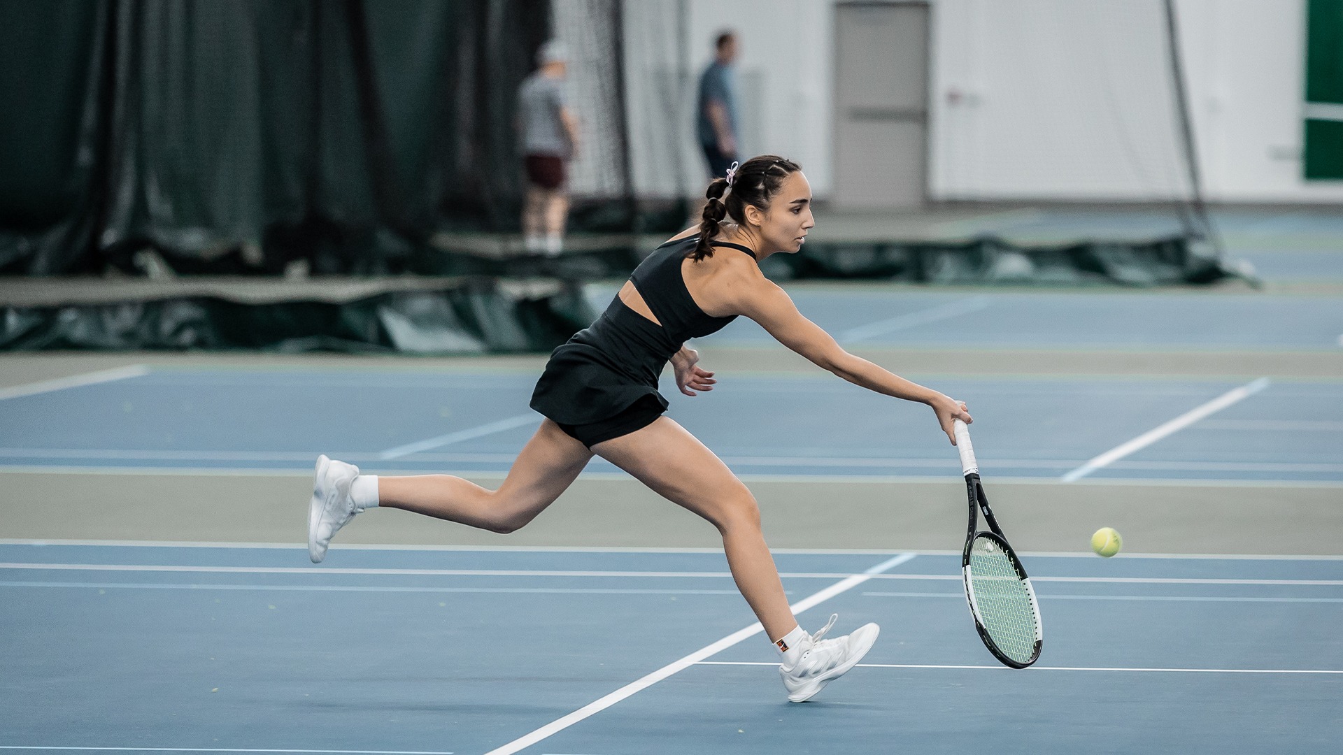 Elif Oezen returning a shot.