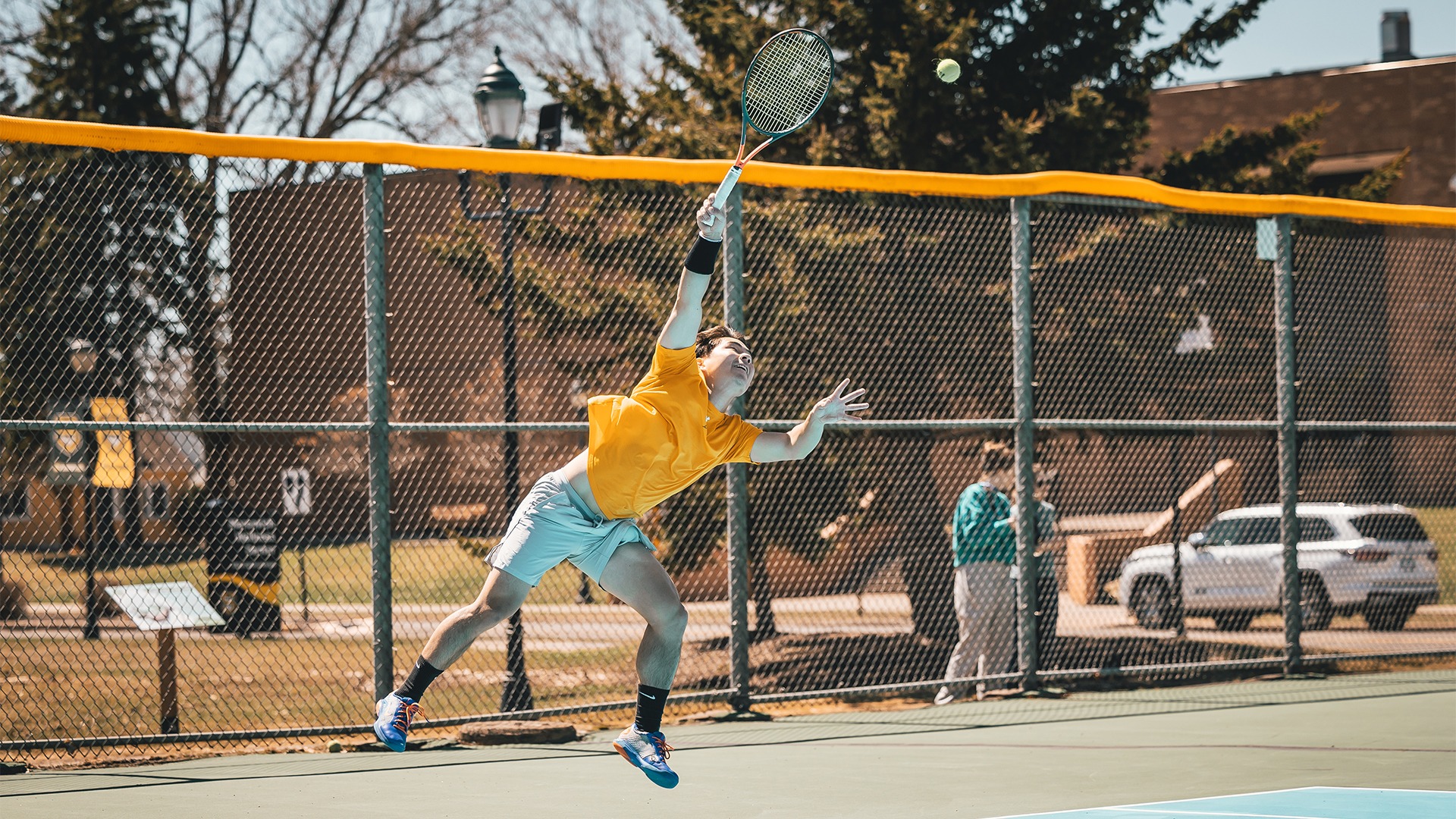 Vitor Sakakibara during his serve.