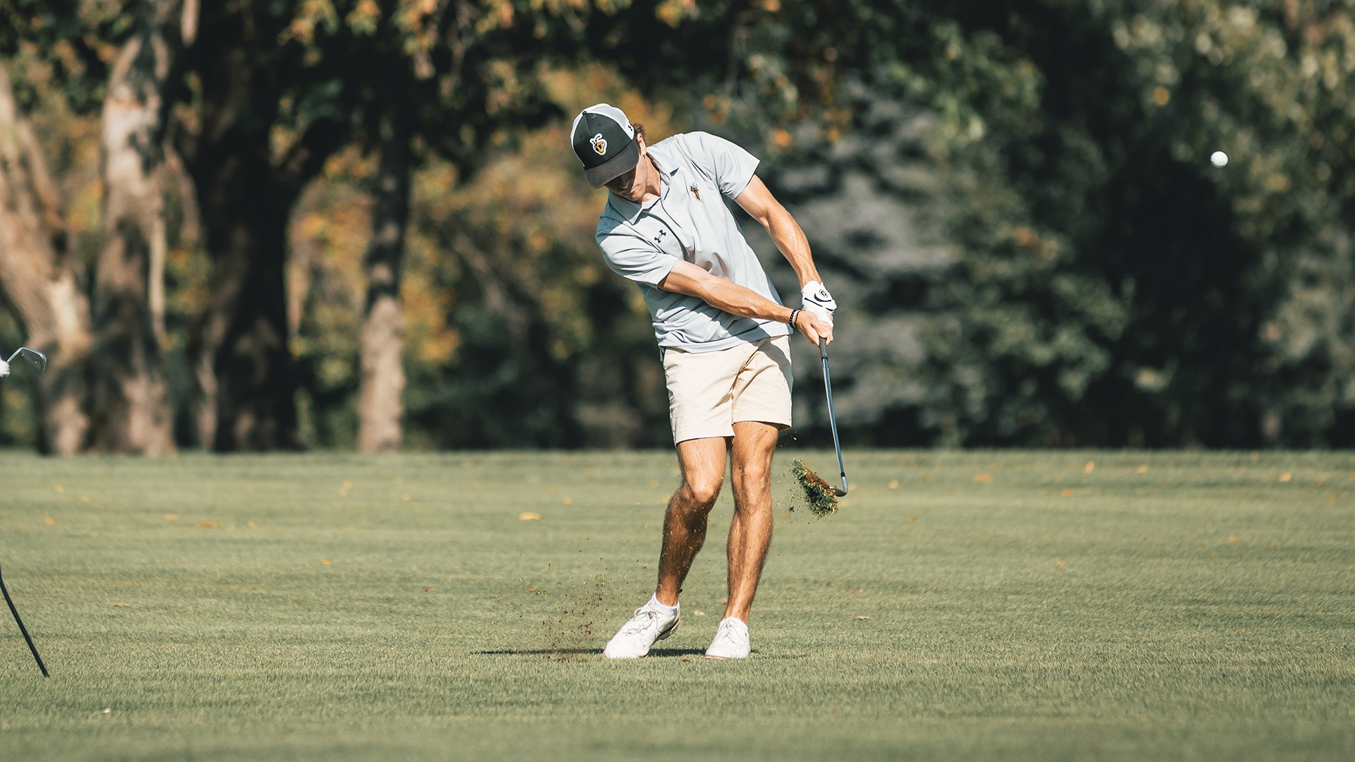Matthew Unger launches a shot towards the green. 