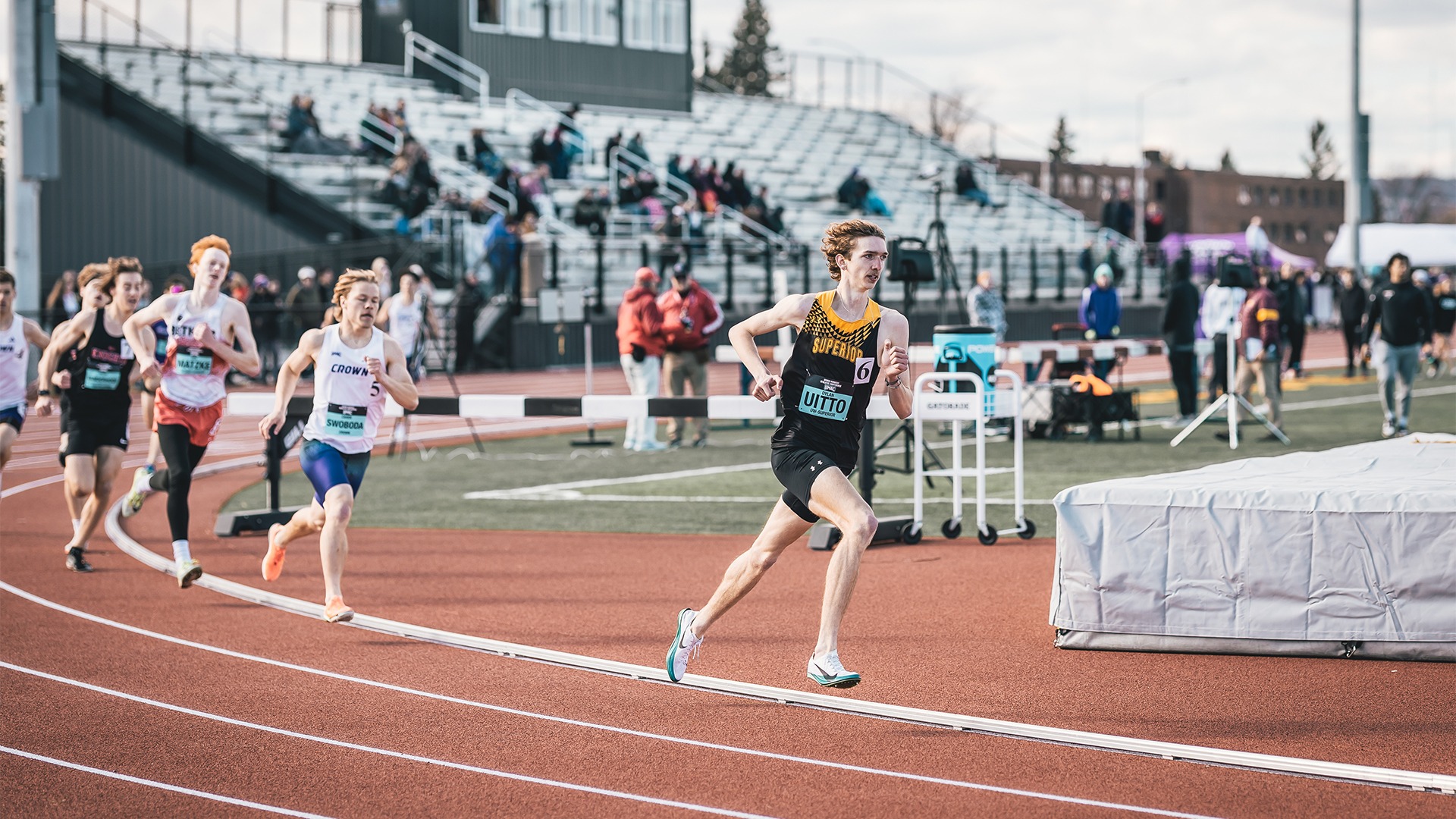 Dylan Uitto leading the race at the bend.