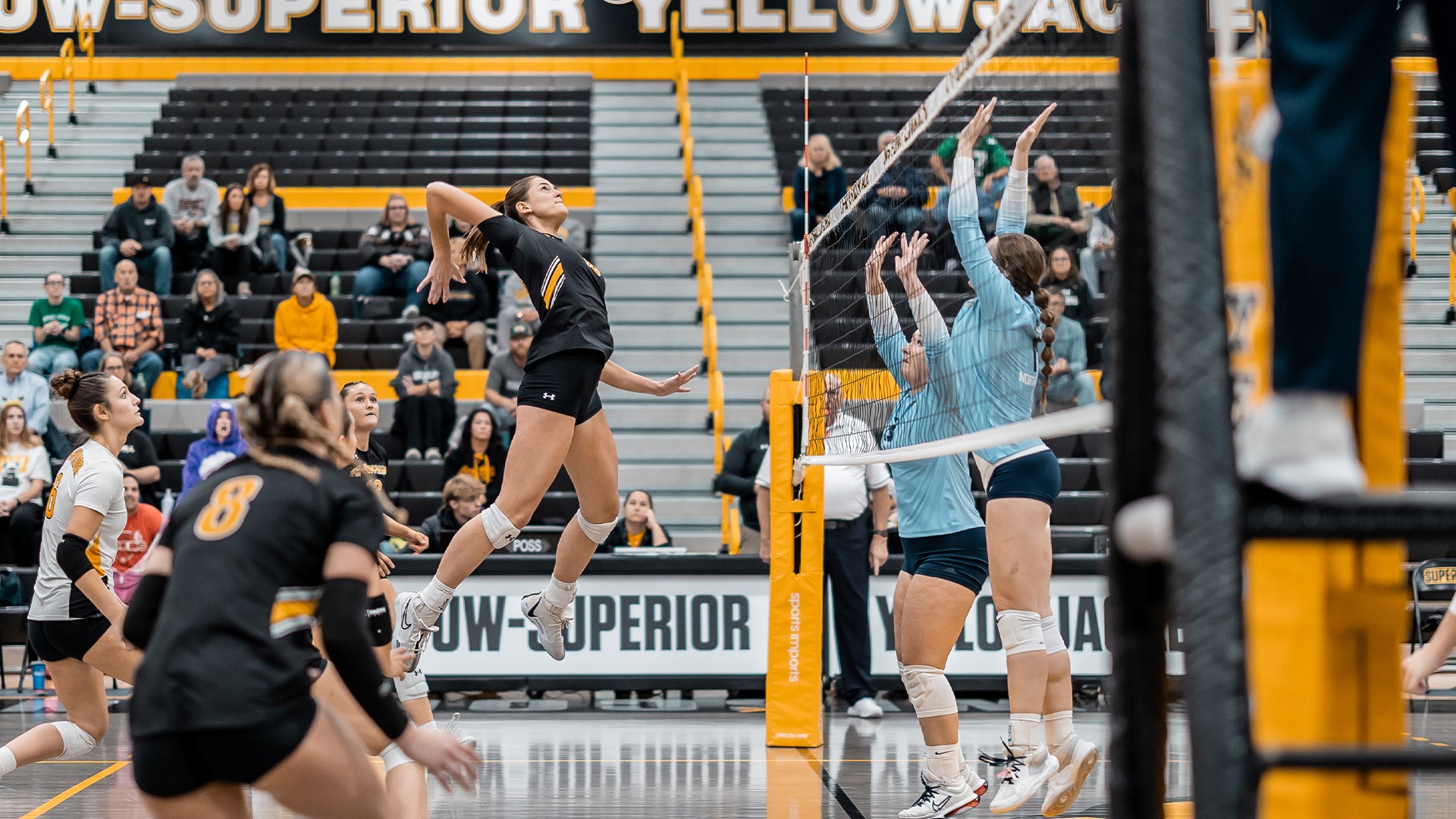Sydney Smith preparing to go for an attack right near the net.