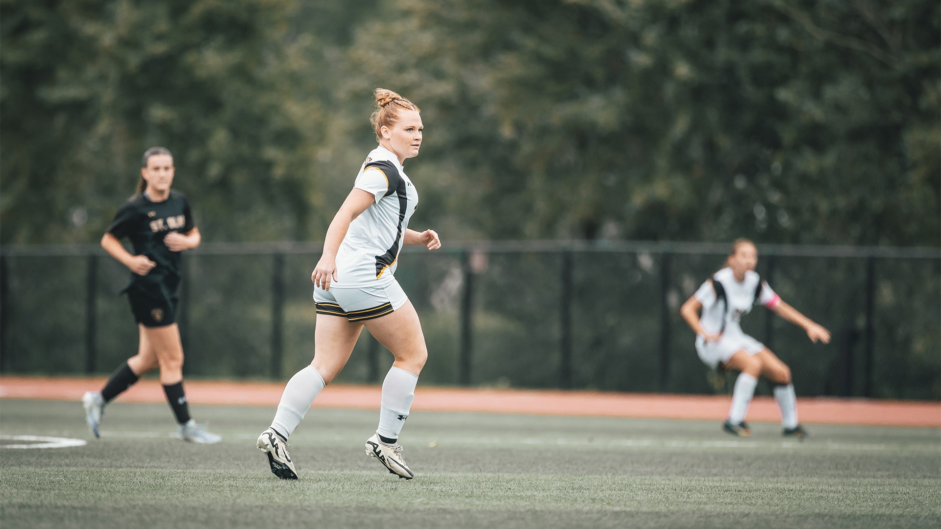 Emma Wright preparing to receive a pass from a teammate.