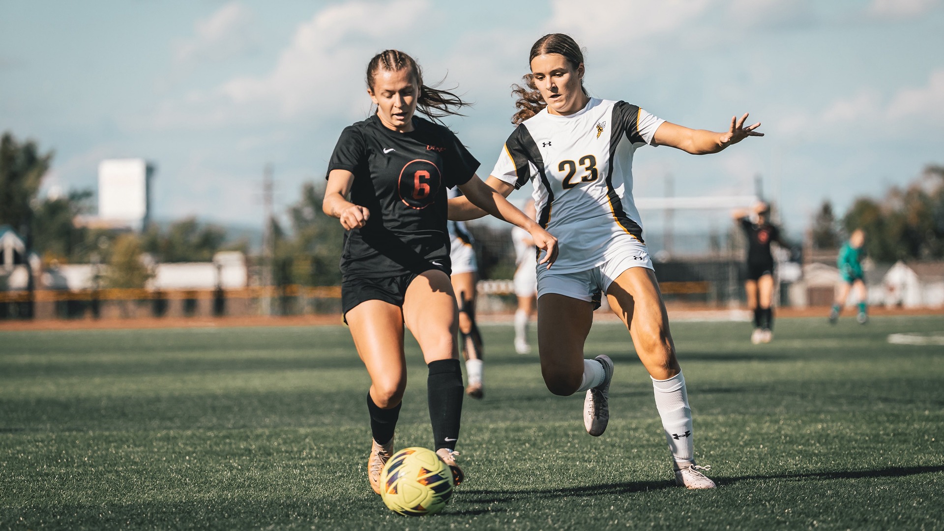 Sophie Adler approaching an opposing attacker.