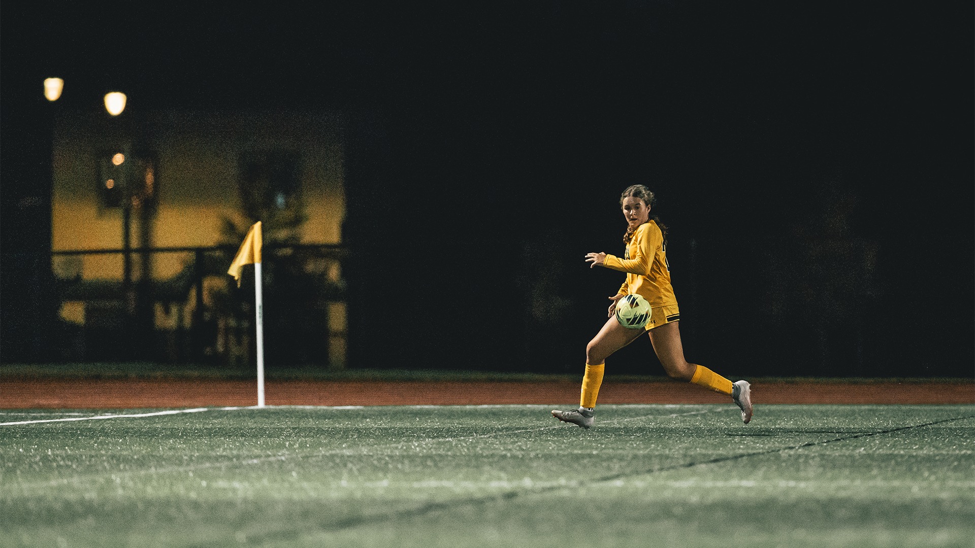Sophie Adler tracking a ball down.
