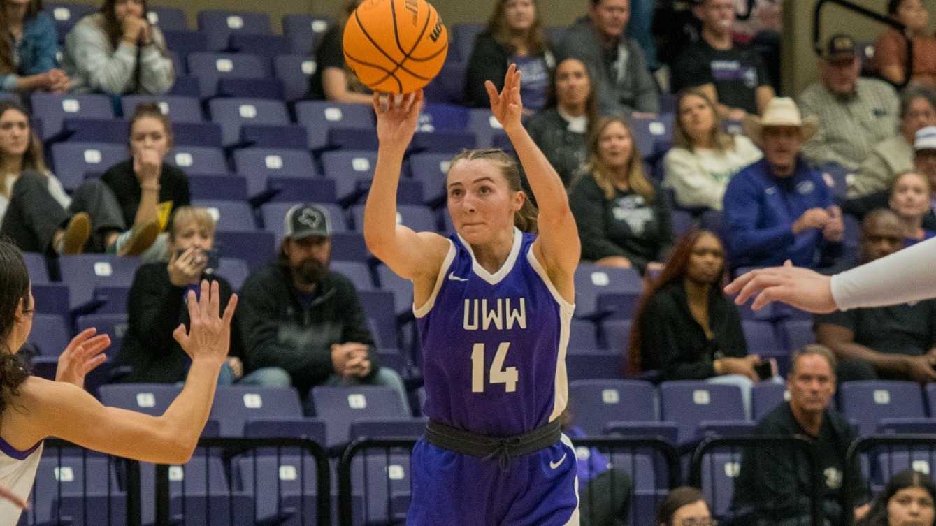 Bri McCurdy shoots a three-pointer