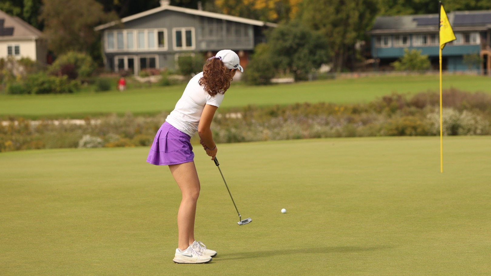 Warhawk golfer putting at TPC Wisconsin