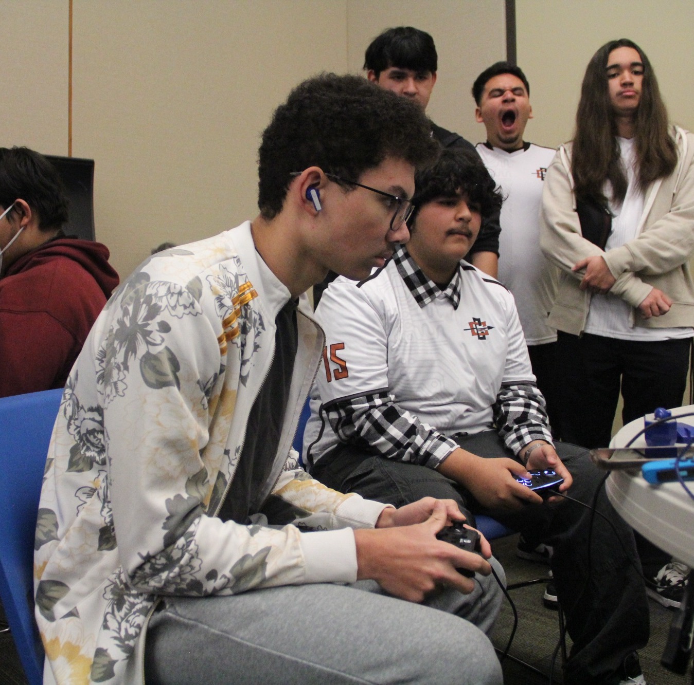 Derek Harp playing at a tournament