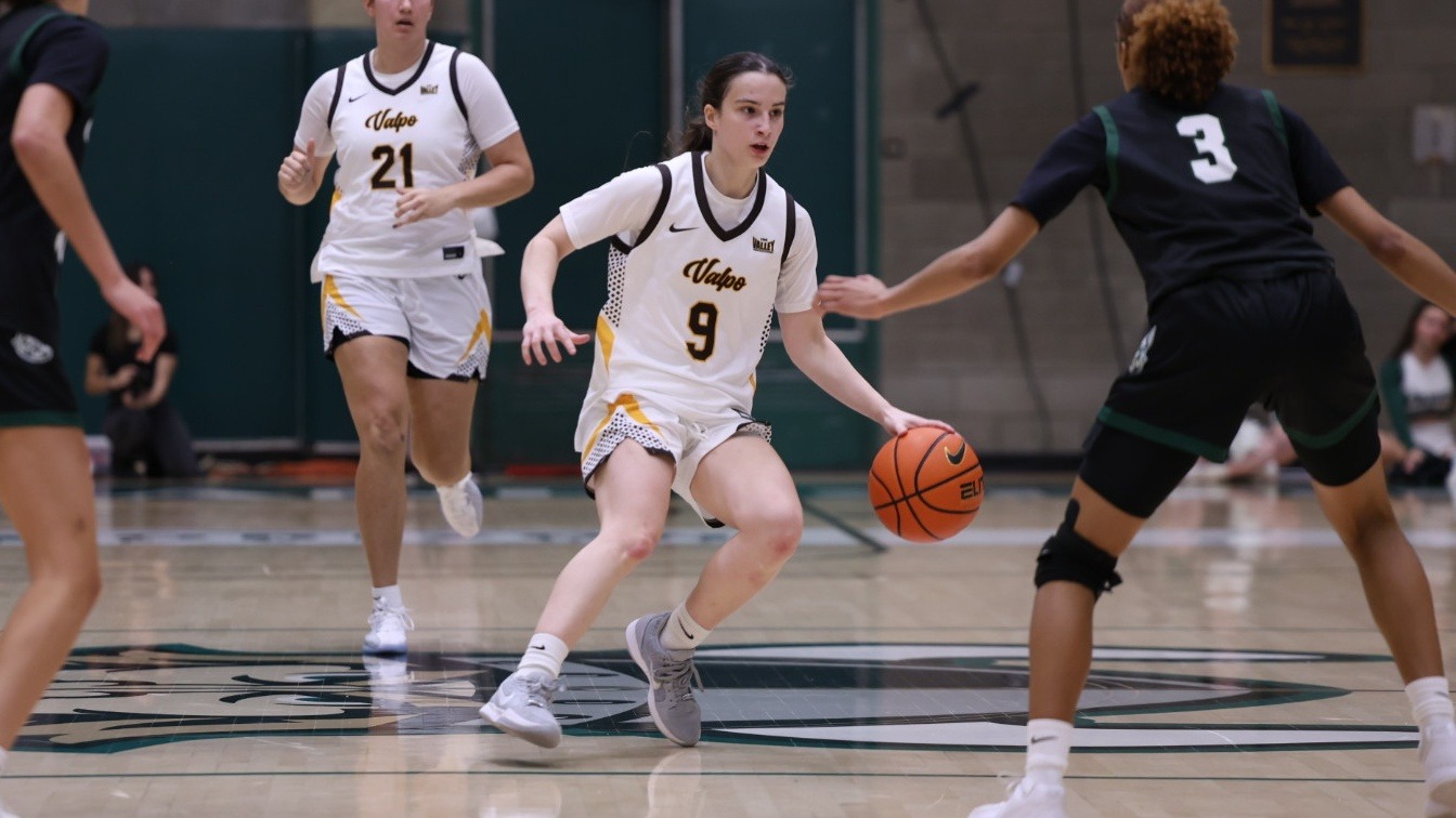 2025-26 WBB Mor Shabtai action shot