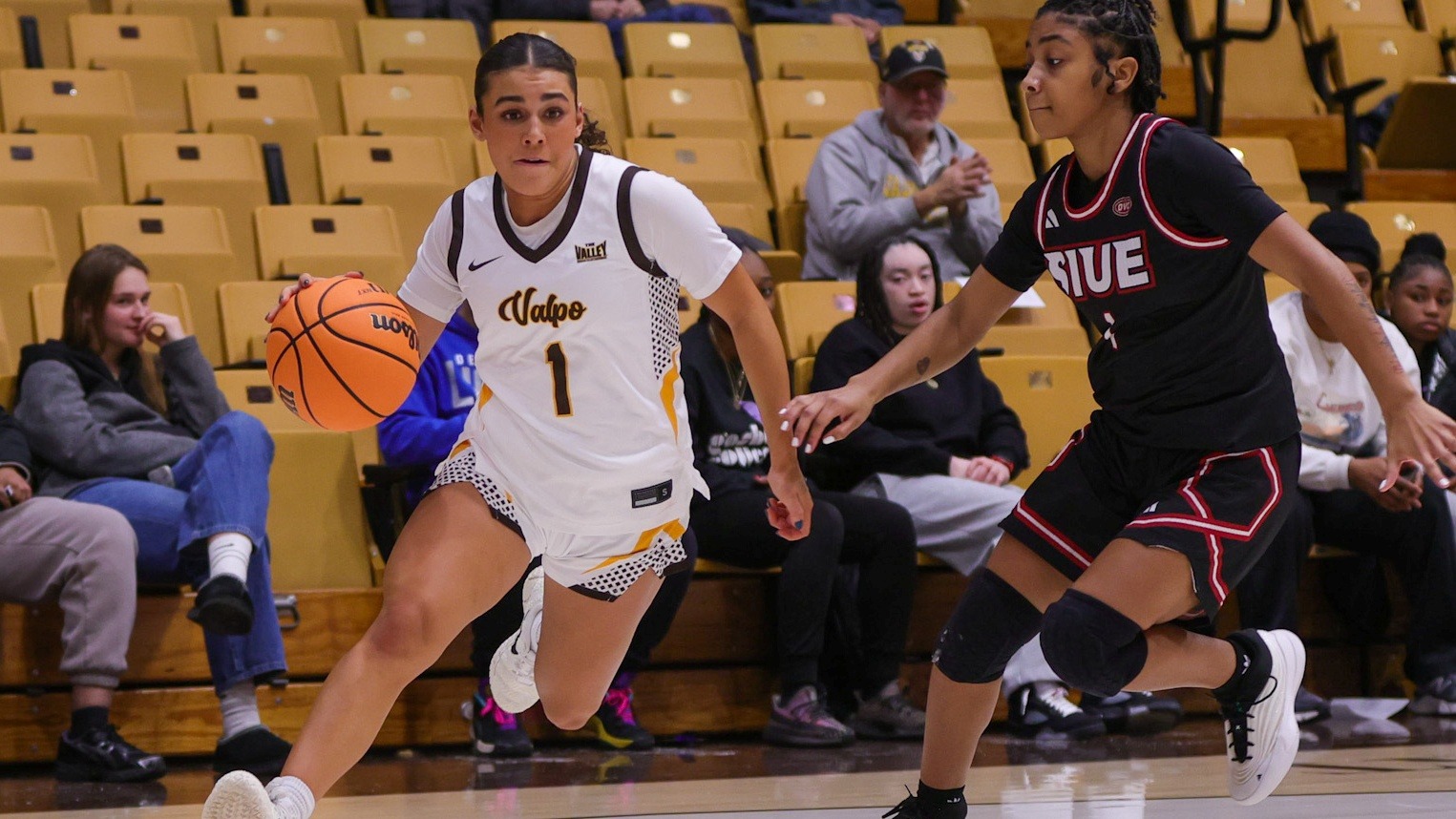 2025-26 WBB Allia von Schlegell action shot