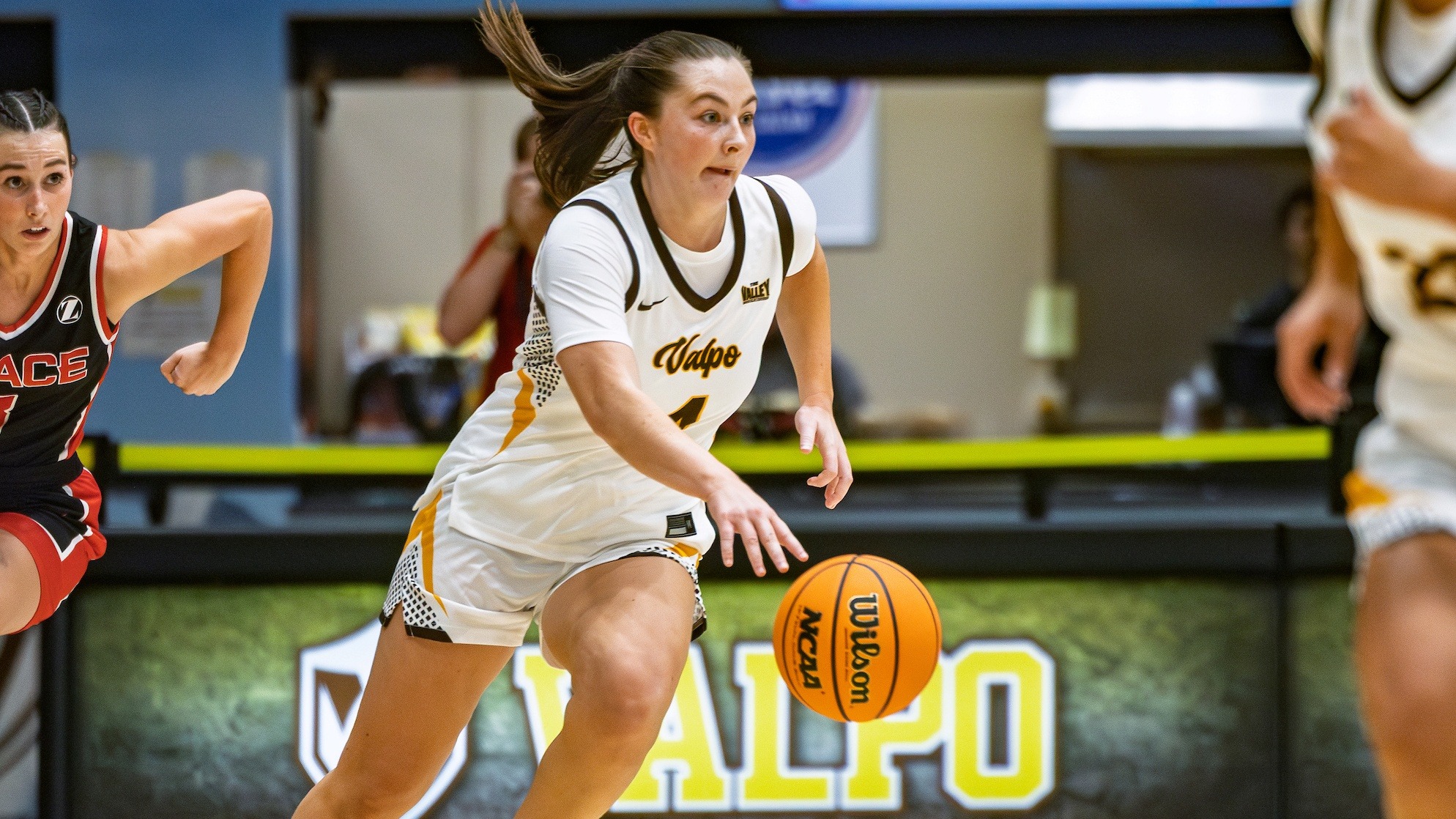 2025-26 WBB Fiona Connolly action shot