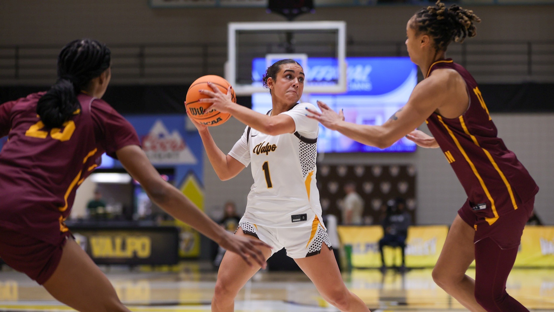 2025-26 WBB Allia von Schlegell action shot